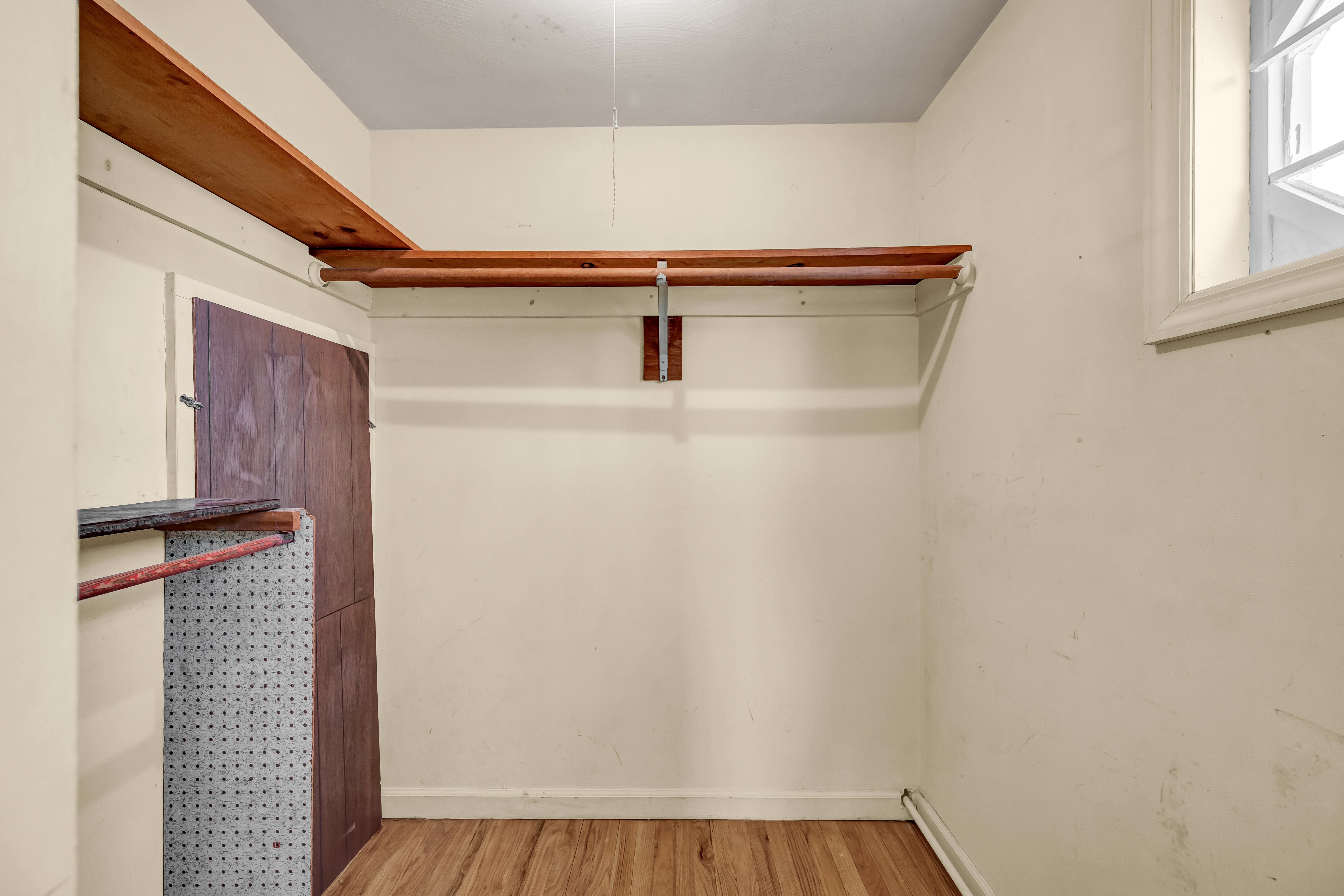  Well Built Colonial - 物件實景