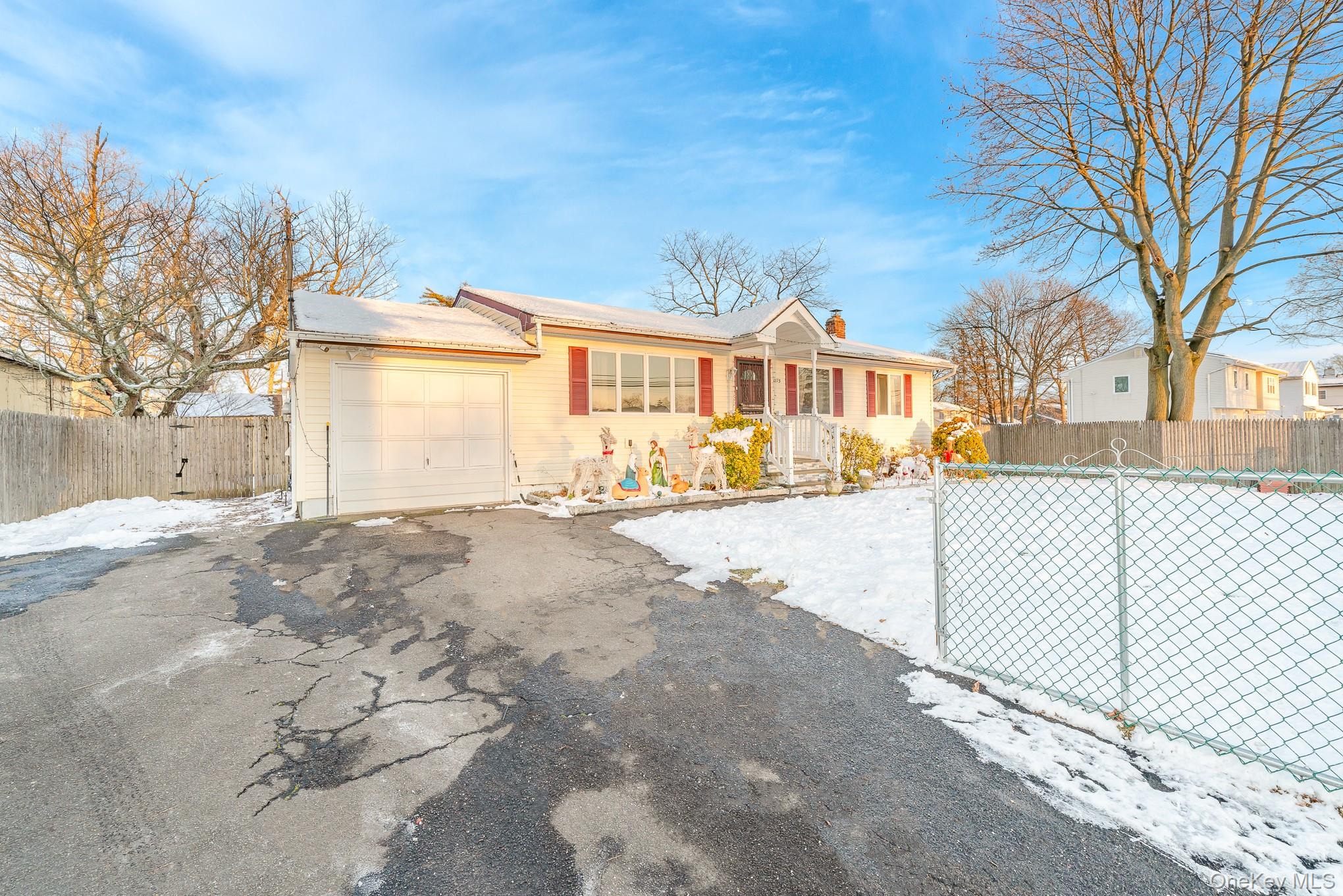 West Babylon, New York, 11704, United States, 3 Bedrooms Bedrooms, ,2 BathroomsBathrooms,Residential,For Sale,2005804