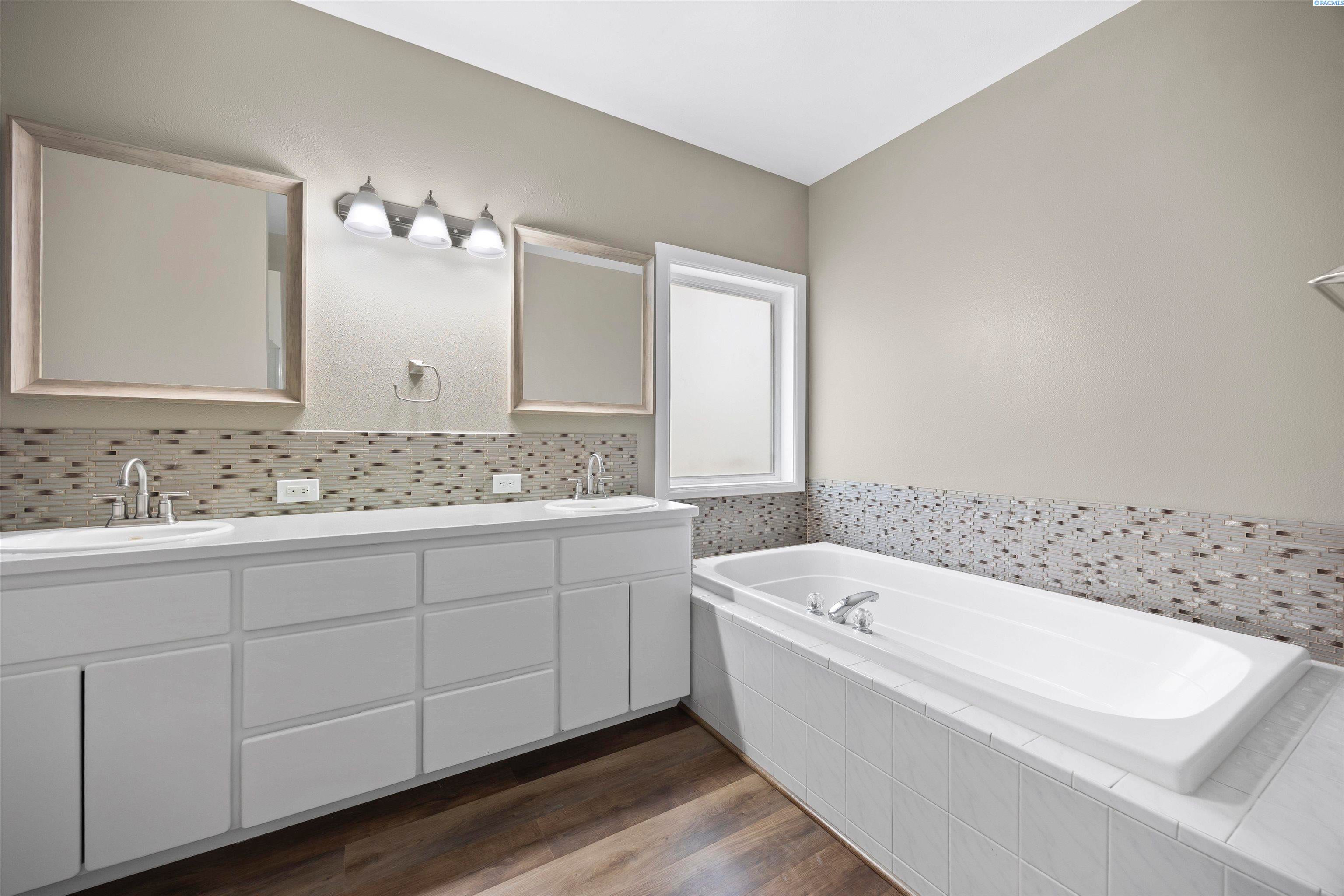 West Richland, Washington, 99353, United States, 5 Bedrooms Bedrooms, ,3 BathroomsBathrooms,Residential,For Sale,2020893