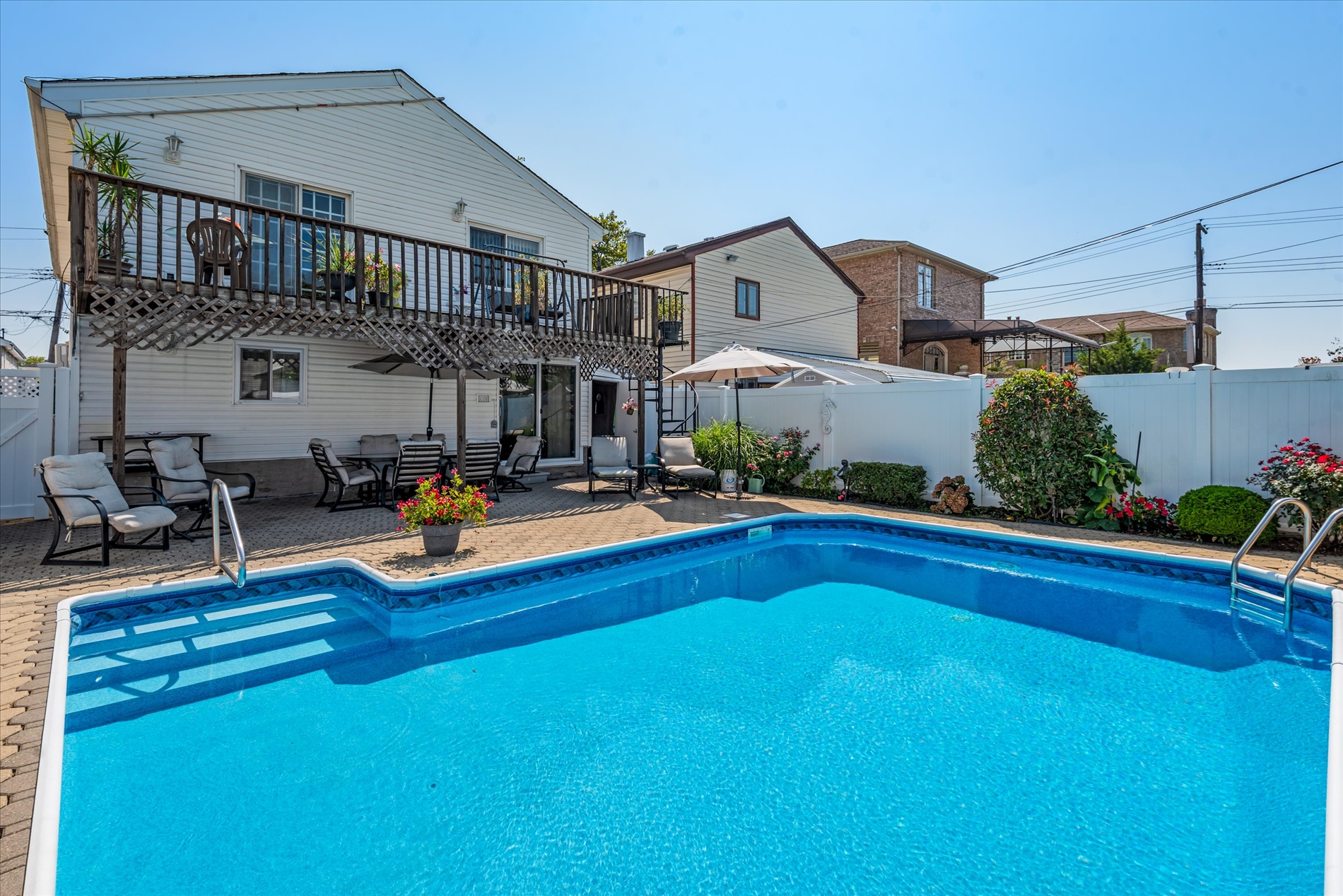 Howard Beach, New York, 11414, United States, 4 Bedrooms Bedrooms, ,2 BathroomsBathrooms,Residential,For Sale,1916184