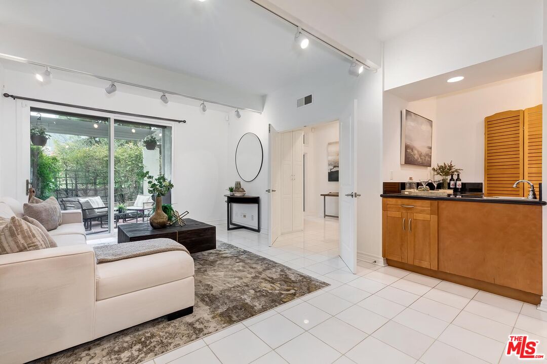 Pacific Palisades, California, 90272, United States, 3 Bedrooms Bedrooms, ,4 BathroomsBathrooms,Residential,For Sale,1993349