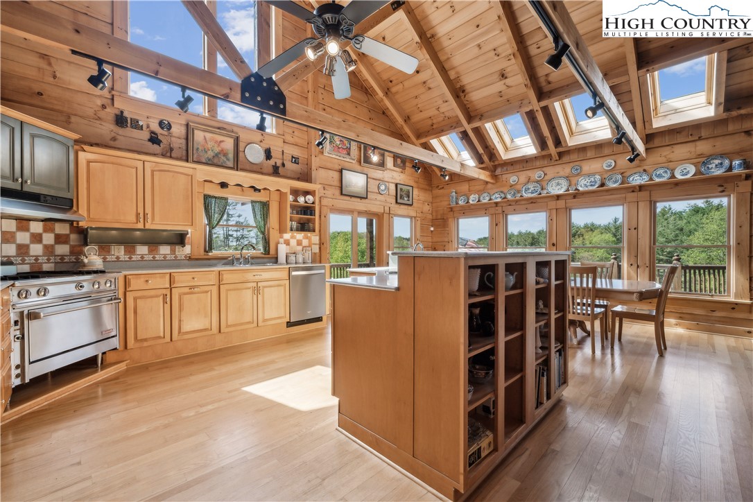 Grassy Creek, North Carolina, 28631, United States, 3 Bedrooms Bedrooms, ,4 BathroomsBathrooms,Residential,For Sale,1991857