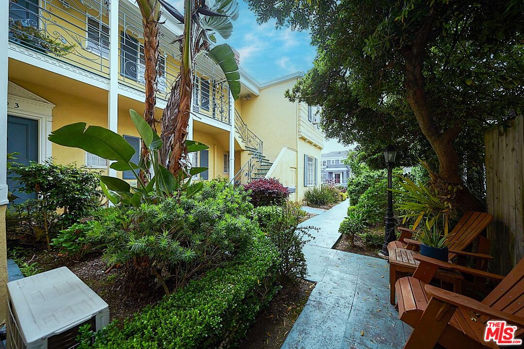 Los Angeles, California, 90005, United States, 8 Bedrooms Bedrooms, ,Residential,For Sale,1932370