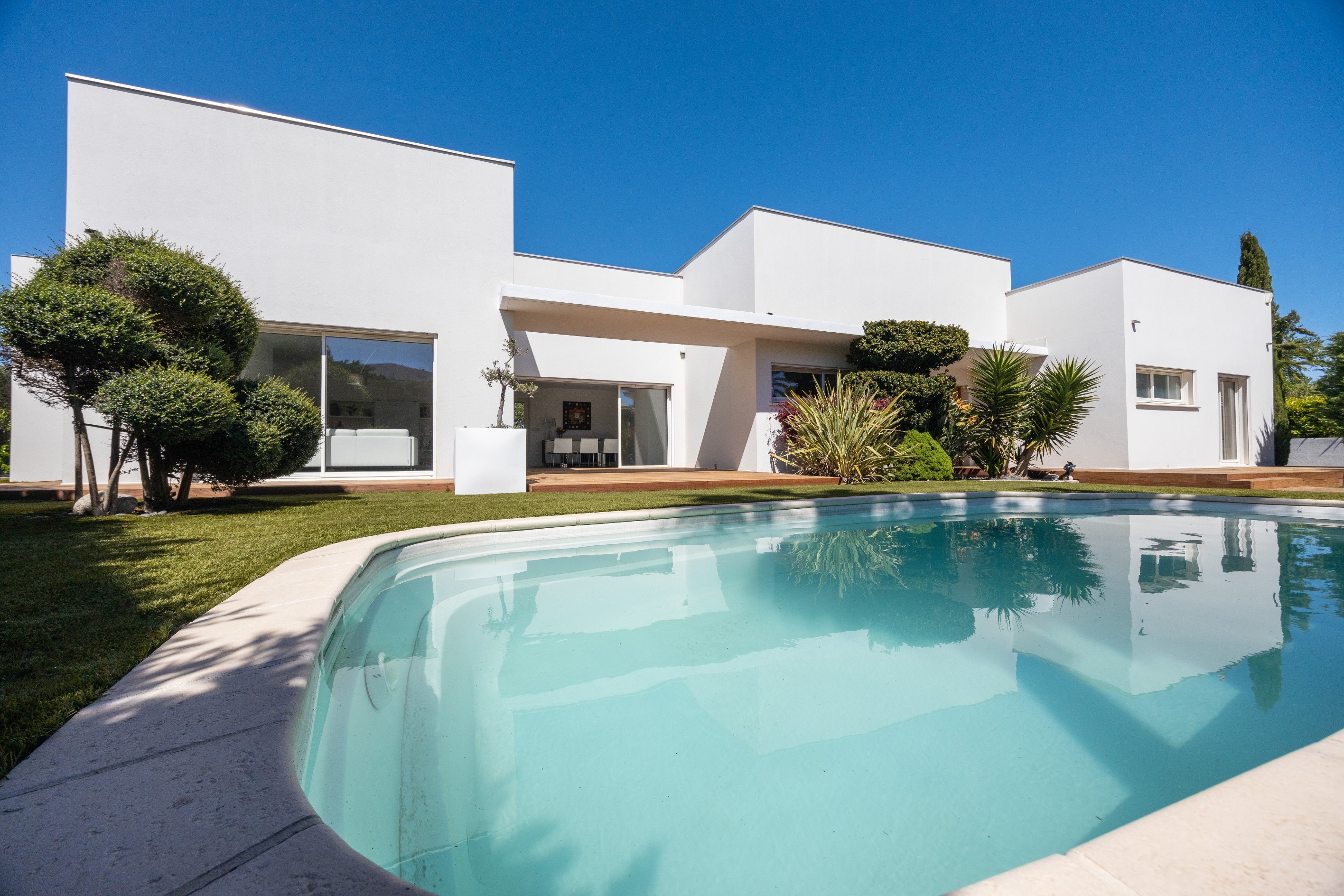  MODERN SINGLE-STORY HOME WITH A POOL IN A QUIET NEIGHBORHOOD - 物件實景