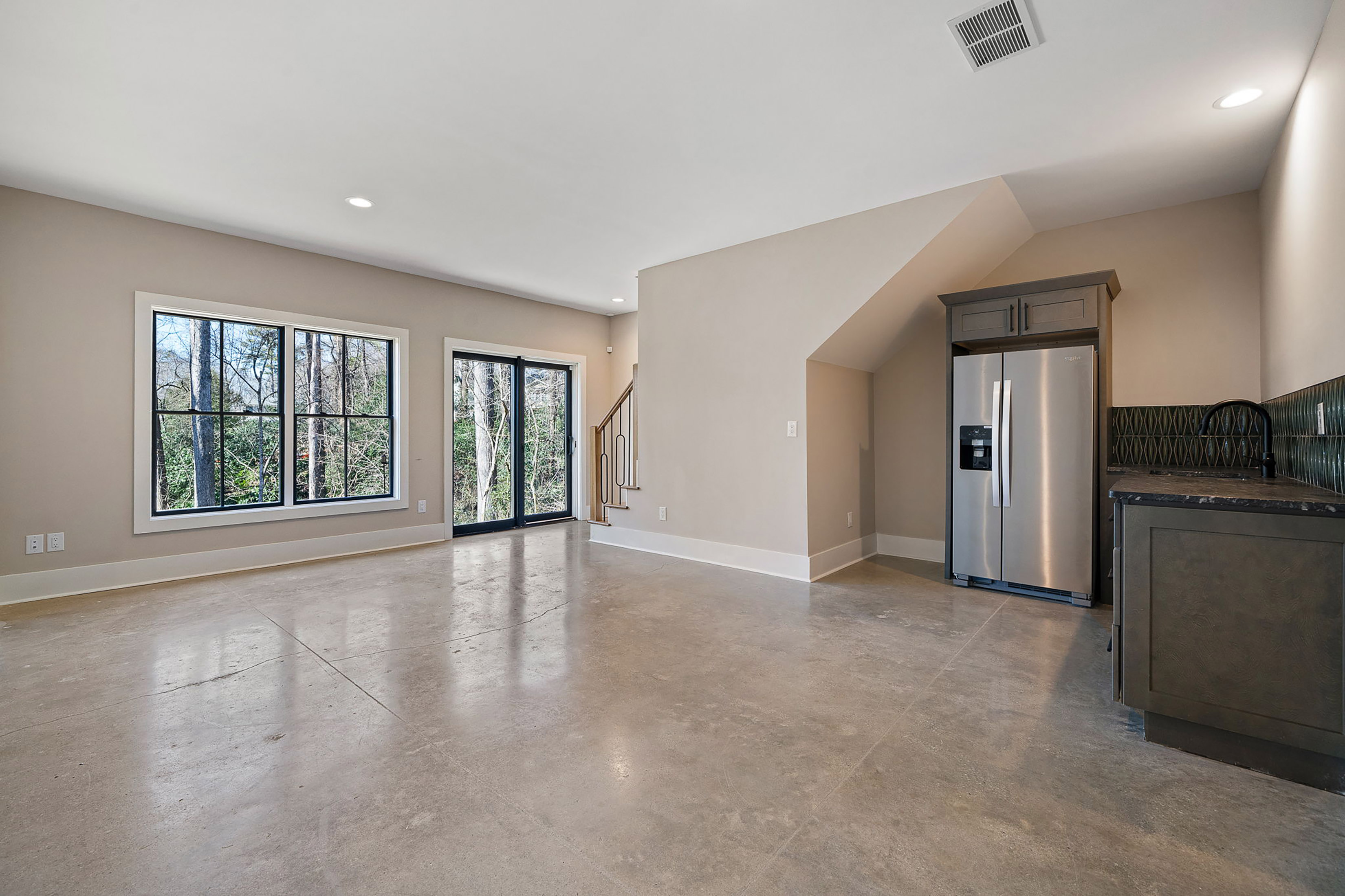  Striking Three Story Custom-built Home Redefines Modern Luxury - 物件實景