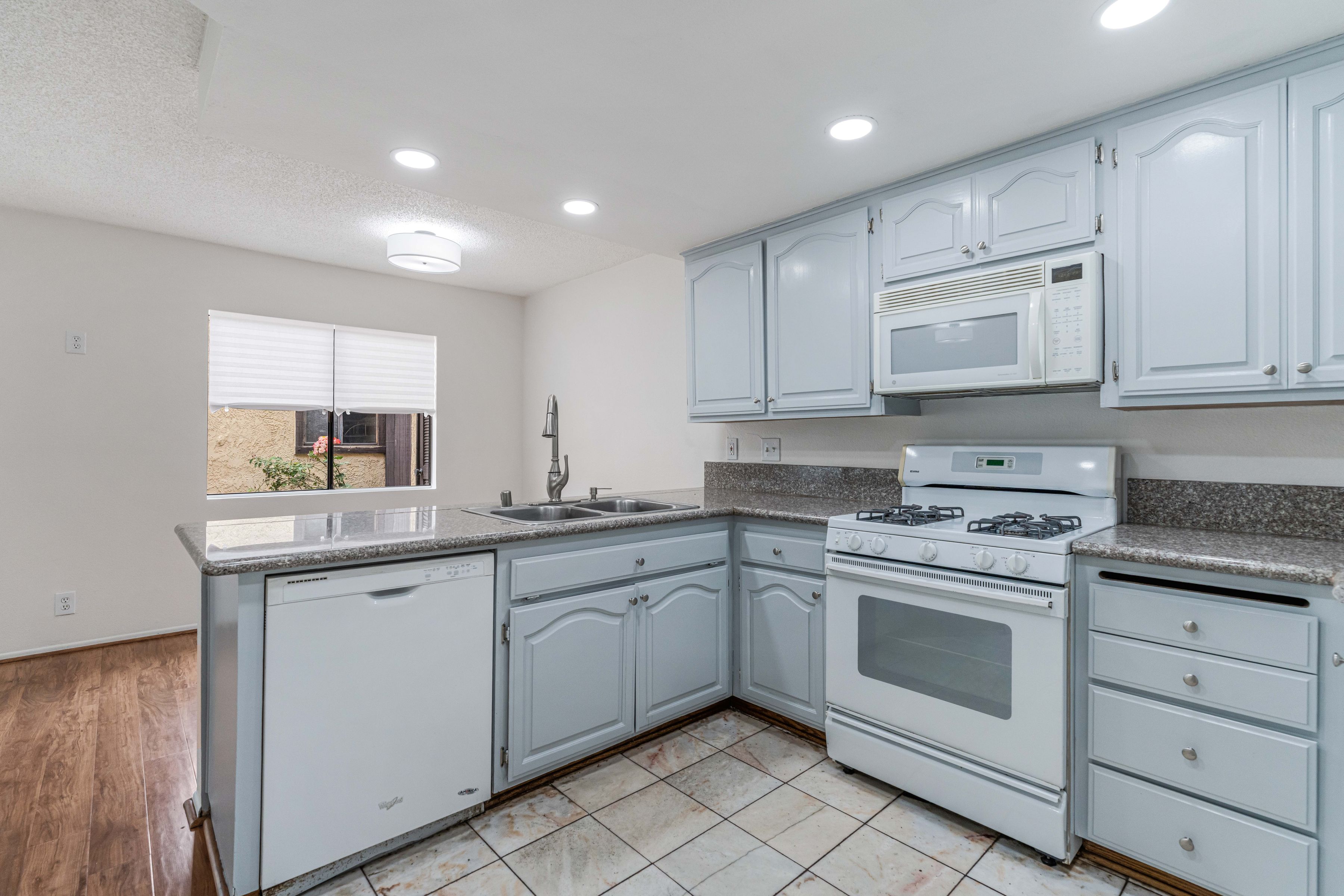  6746 Encino Avenue #2 - 物件實景