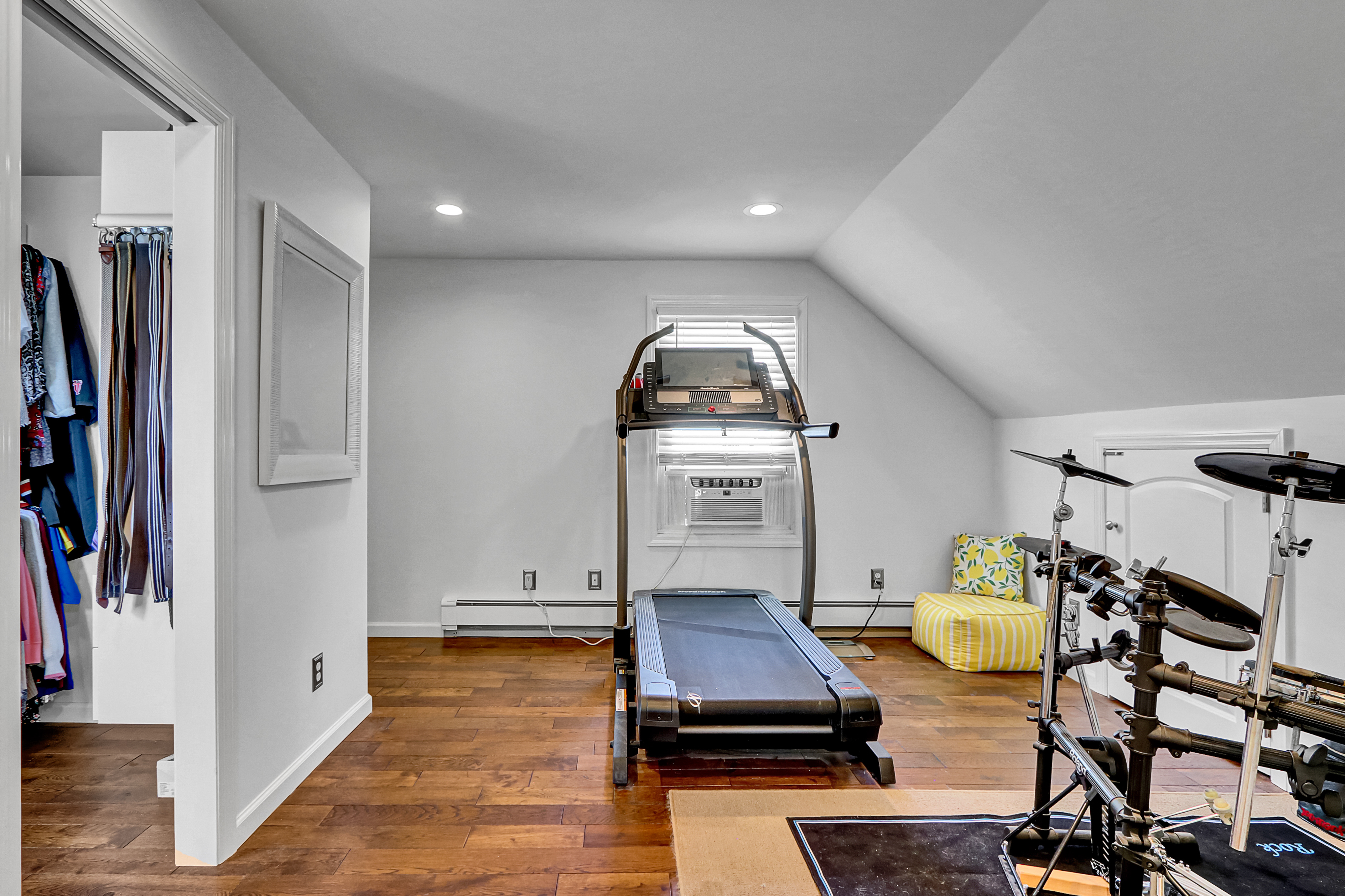 Babylon, New York, 11702, United States, 4 Bedrooms Bedrooms, ,2 BathroomsBathrooms,Residential,For Sale,1921304