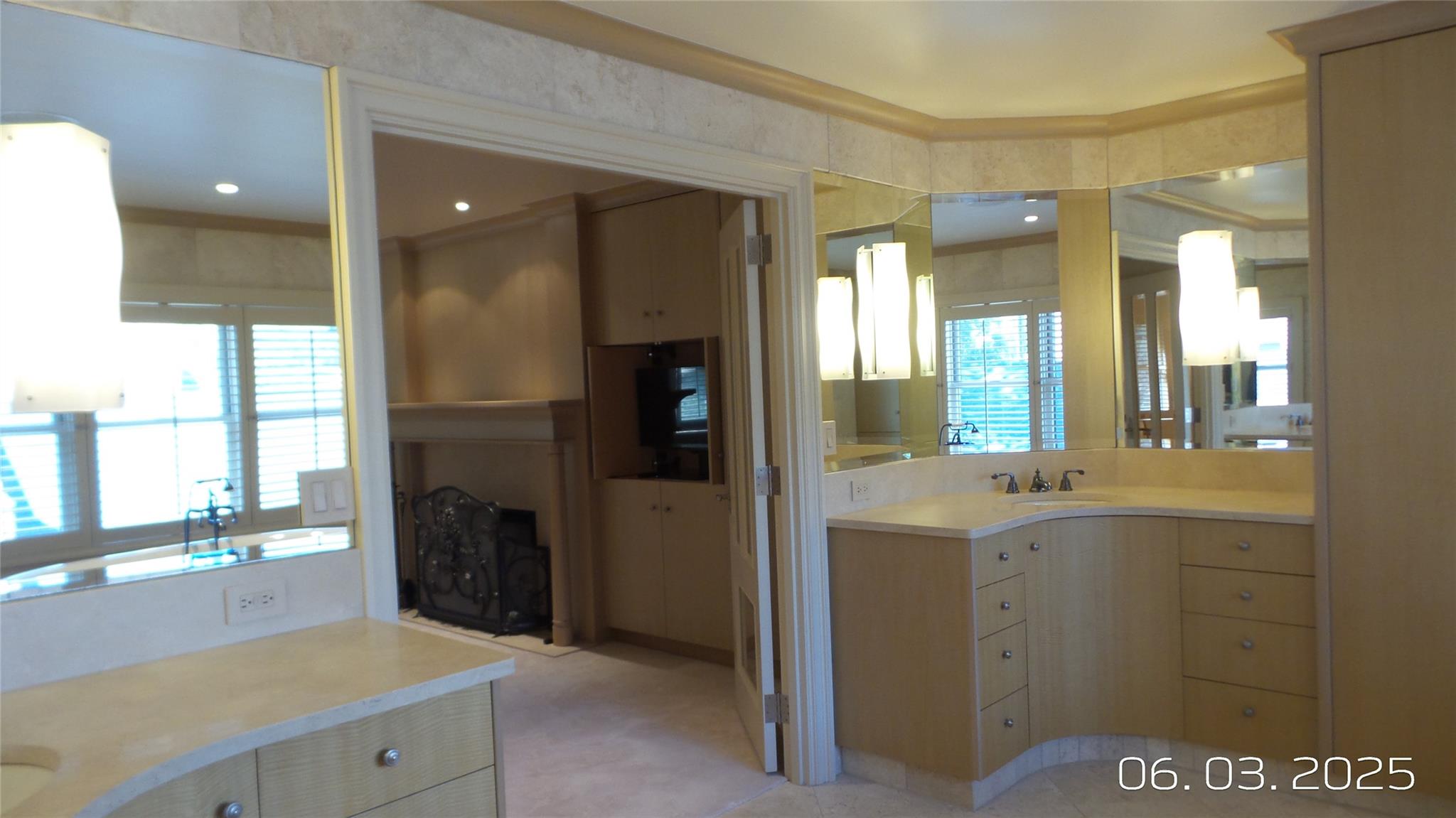 Great Falls, Montana, 59401, United States, 2 Bedrooms Bedrooms, ,4 BathroomsBathrooms,Residential,For Sale,1984477