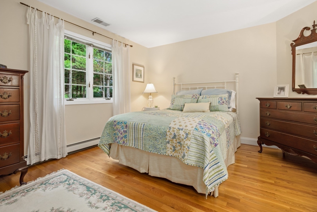 Middleton, Massachusetts, 01949, United States, 4 Bedrooms Bedrooms, ,3 BathroomsBathrooms,Residential,For Sale,1904457