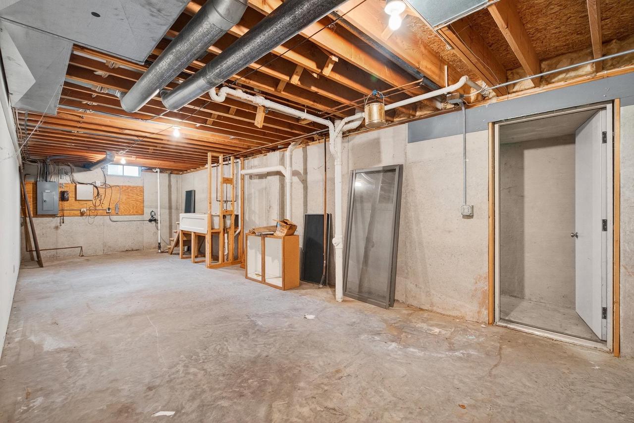 Oshkosh, Wisconsin, 54904, United States, 4 Bedrooms Bedrooms, ,3 BathroomsBathrooms,Residential,For Sale,1978045