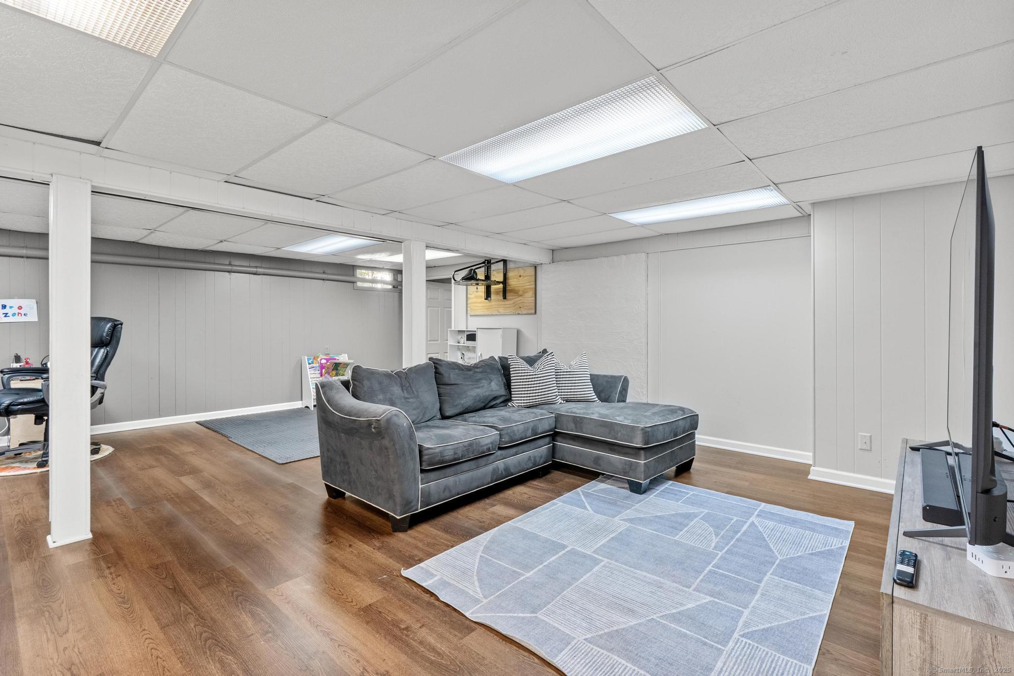 Simsbury, Connecticut, 06092, United States, 4 Bedrooms Bedrooms, ,3 BathroomsBathrooms,Residential,For Sale,1940650