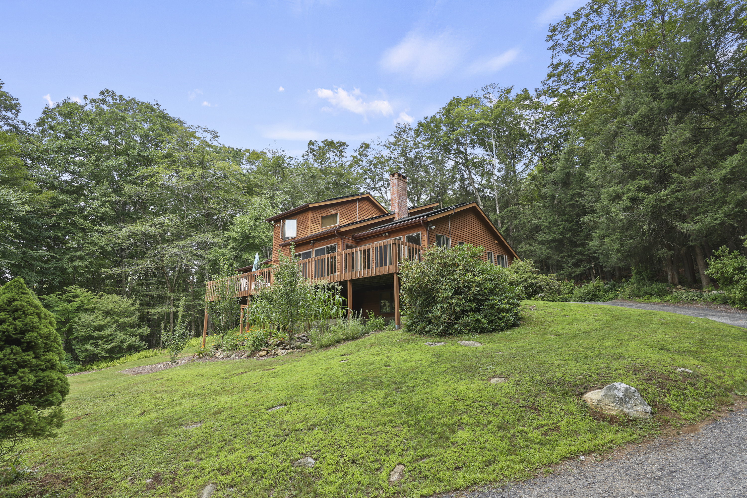  BUCOLIC COUNTRY SANCTUARY WITH MAJESTIC STONE FIREPLACE & DISTANT VIEWS - 物件實景