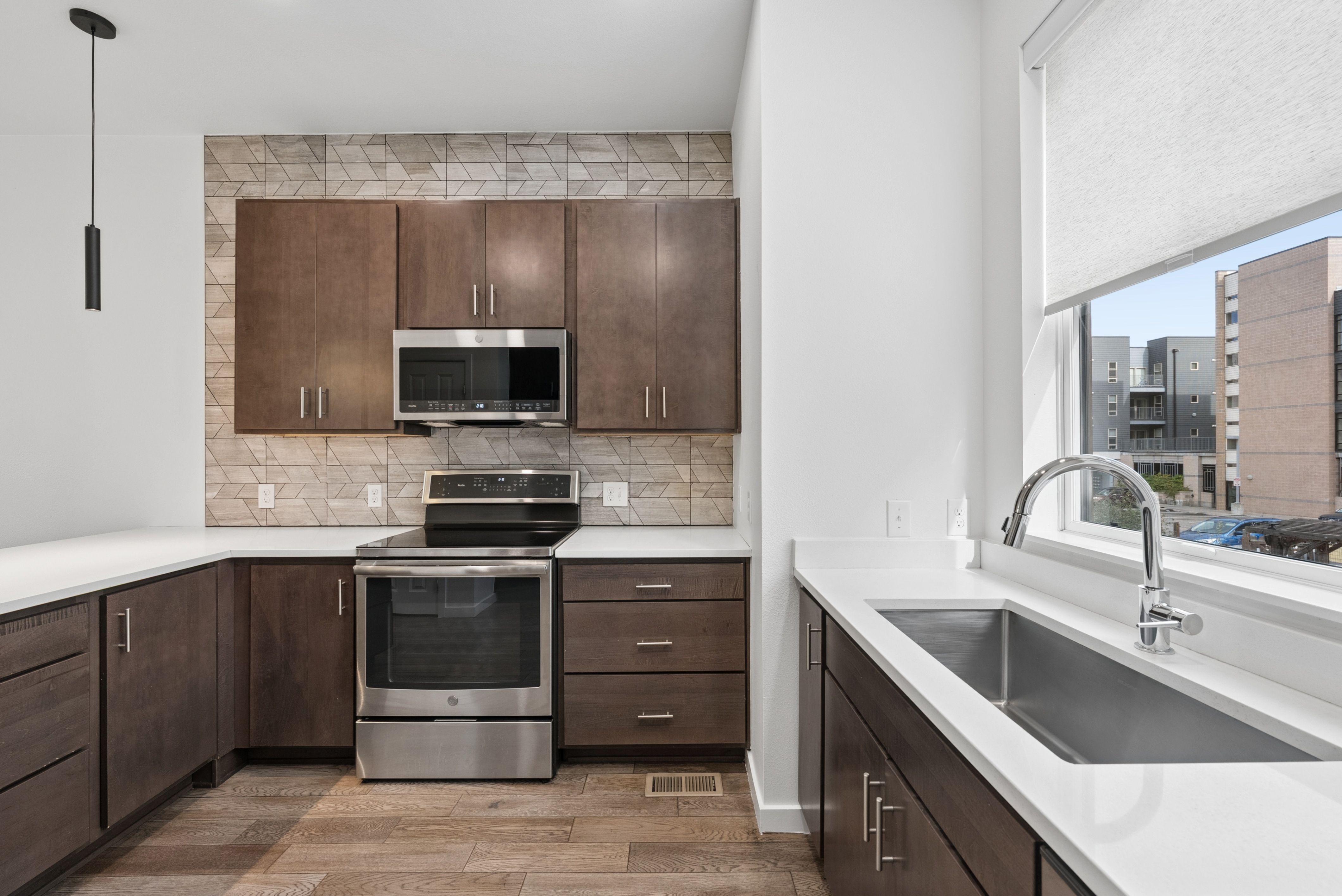  End-Unit Brownstone in North Capitol Hill - 物件實景