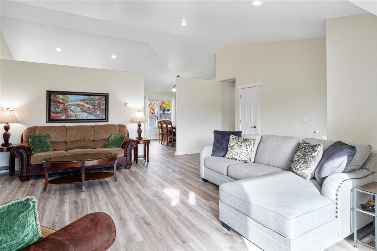 Redmond, Oregon, 97756, United States, 3 Bedrooms Bedrooms, ,2 BathroomsBathrooms,Residential,For Sale,1991530