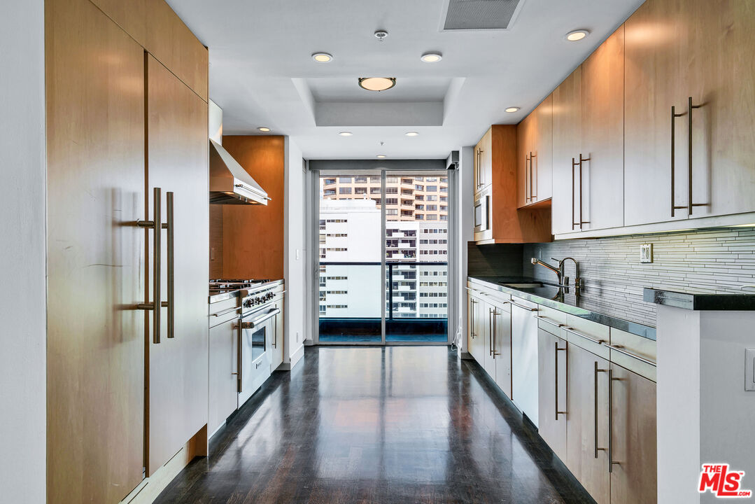 Los Angeles, California, 90024, United States, 2 Bedrooms Bedrooms, ,3 BathroomsBathrooms,Residential,For Sale,1932813