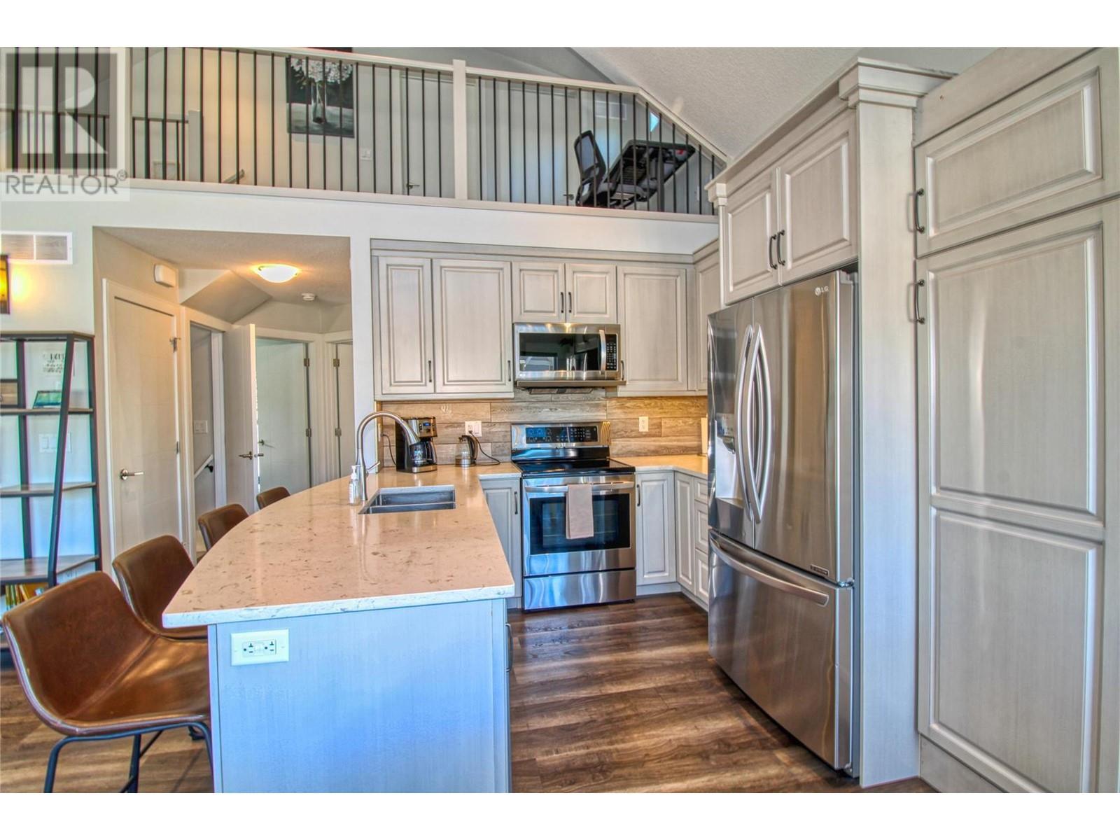 KELOWNA, British Columbia, V1Z 3R8, CA, 3 Bedrooms Bedrooms, ,3 BathroomsBathrooms,Residential,For Sale,1951197
