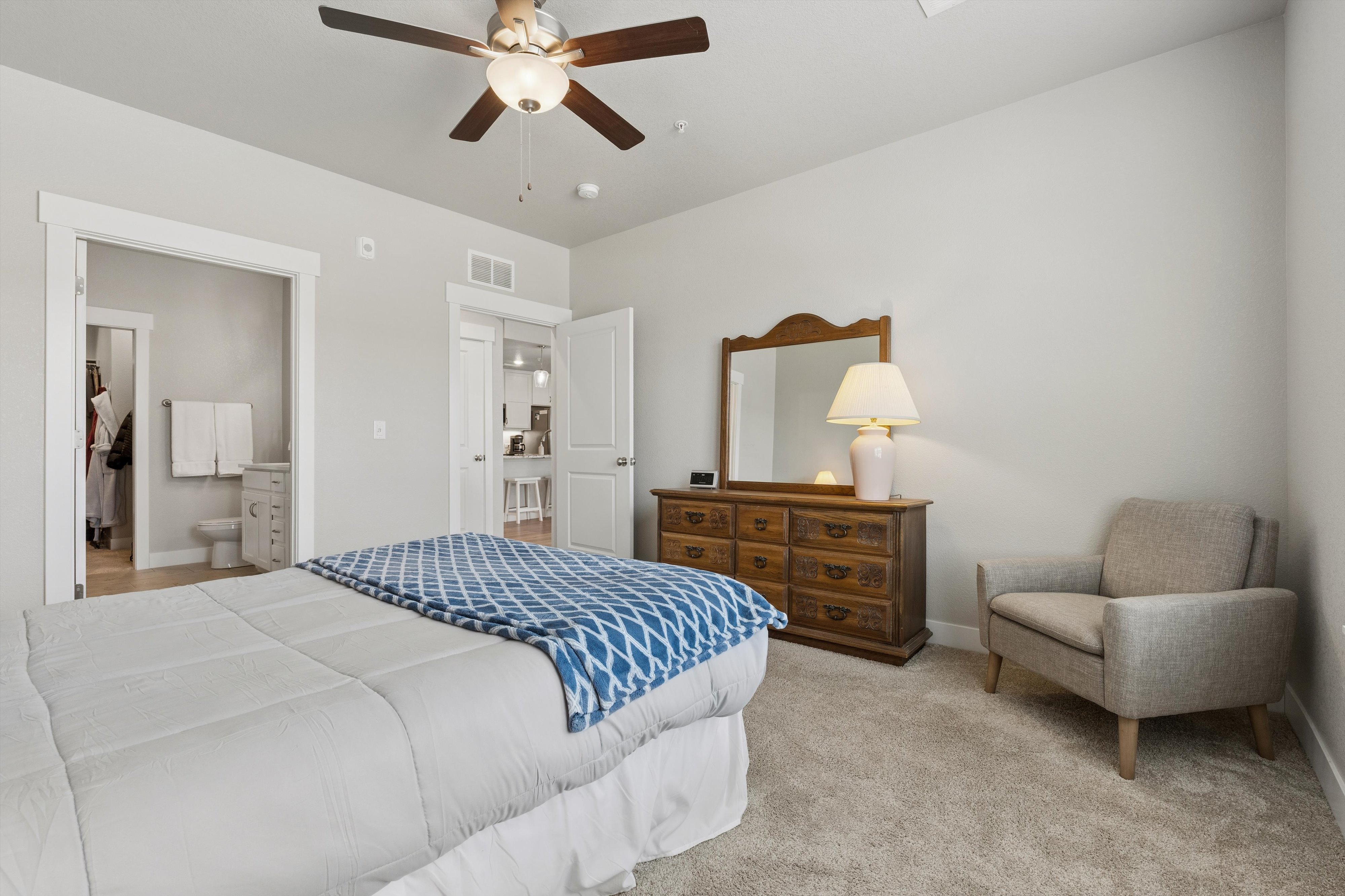  Enjoy Effortless, Lock-and-Leave Living in this Beautifully Finished Home - 物件實景