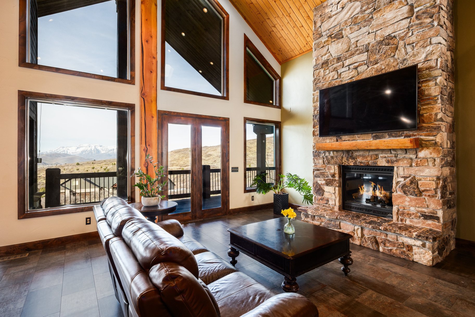  The Ultimate Multi-Generational Mountain Retreat Backing to 500 Acres of Open Sp - 物件實景