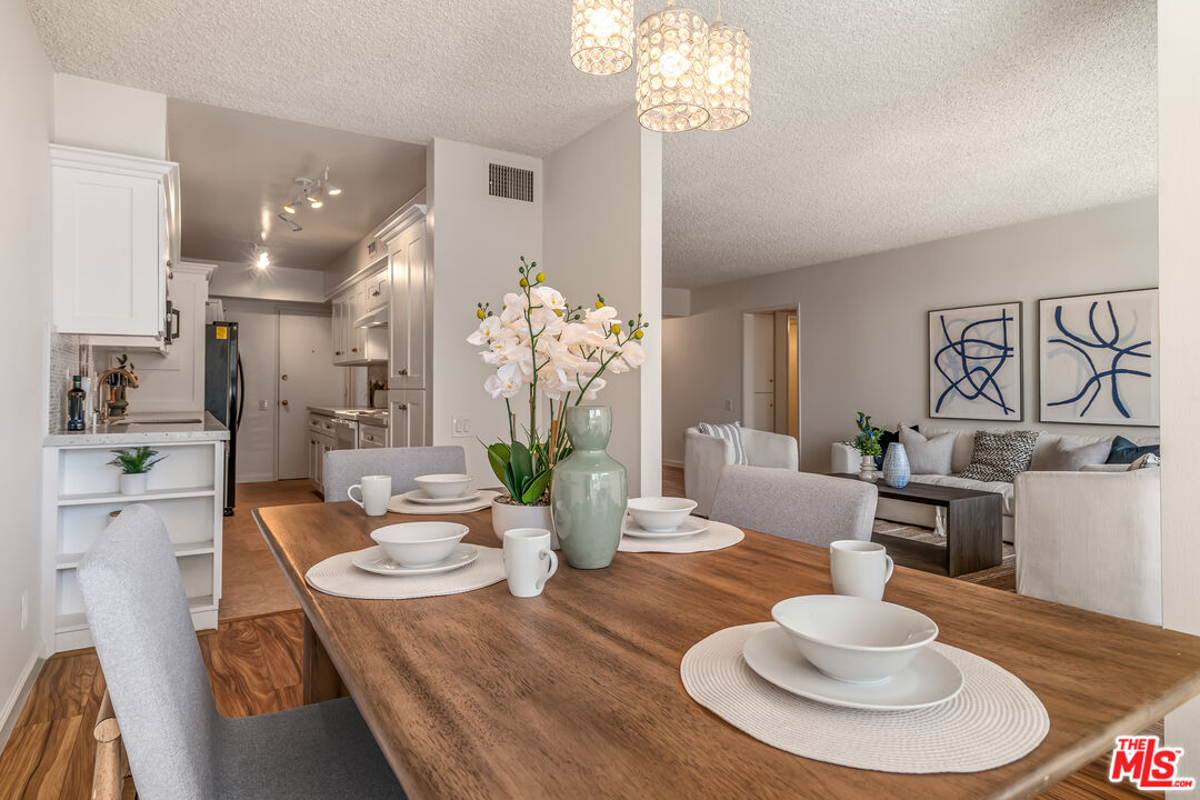 Sherman Oaks, California, 91423, United States, 2 Bedrooms Bedrooms, ,2 BathroomsBathrooms,Residential,For Sale,1920013