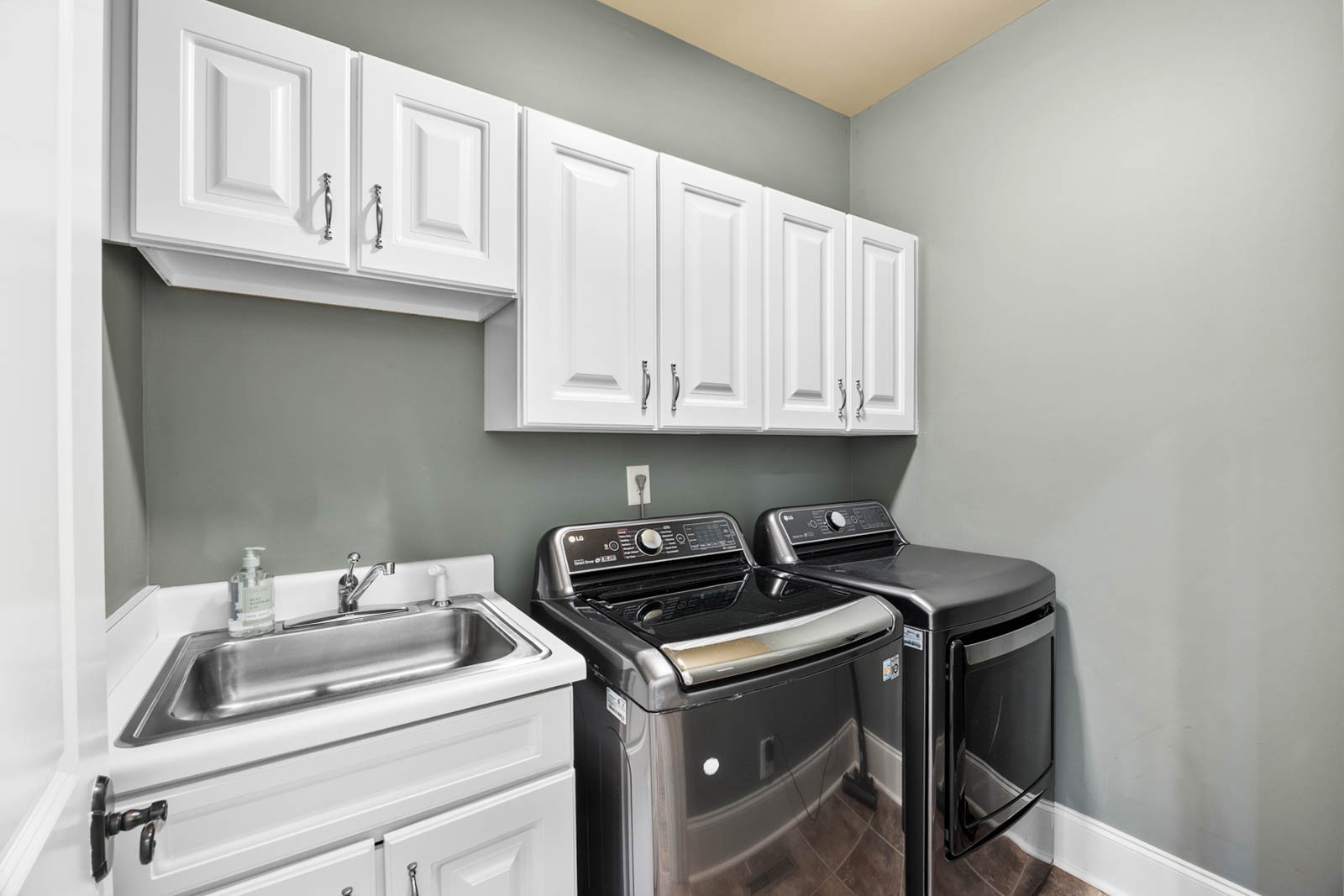 Clarksville, Tennessee, 37043, United States, 4 Bedrooms Bedrooms, ,5 BathroomsBathrooms,Residential,For Sale,1997798