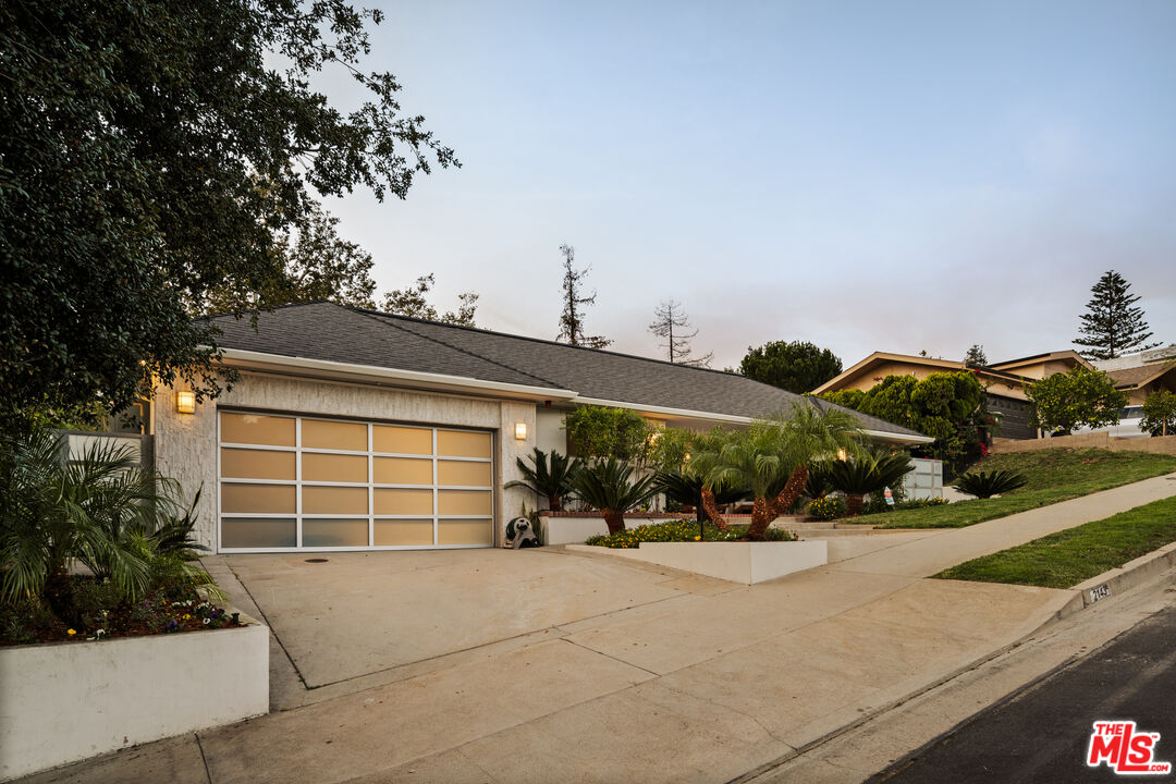 Los Angeles, California, 90027, United States, 4 Bedrooms Bedrooms, ,2 BathroomsBathrooms,Residential,For Sale,1989573