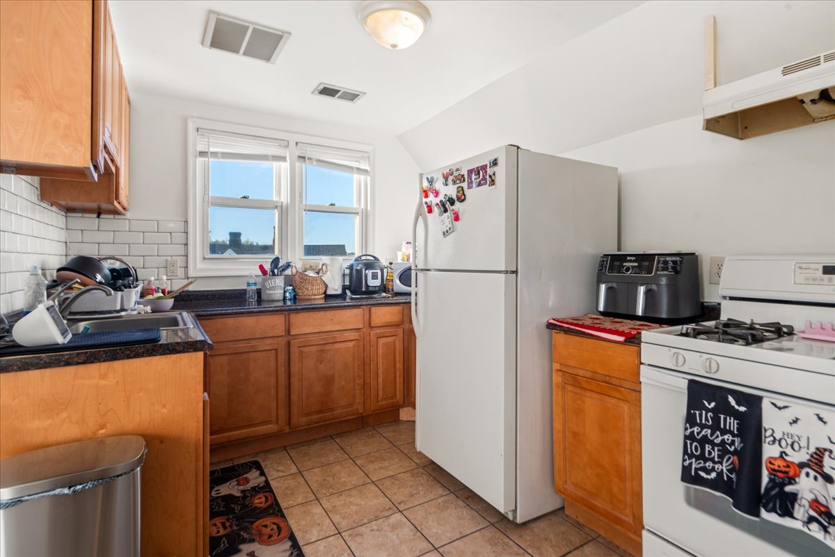 Bergen, Lodi Borough, New Jersey, 07644, United States, 6 Bedrooms Bedrooms, ,4 BathroomsBathrooms,Residential,For Sale,1977349