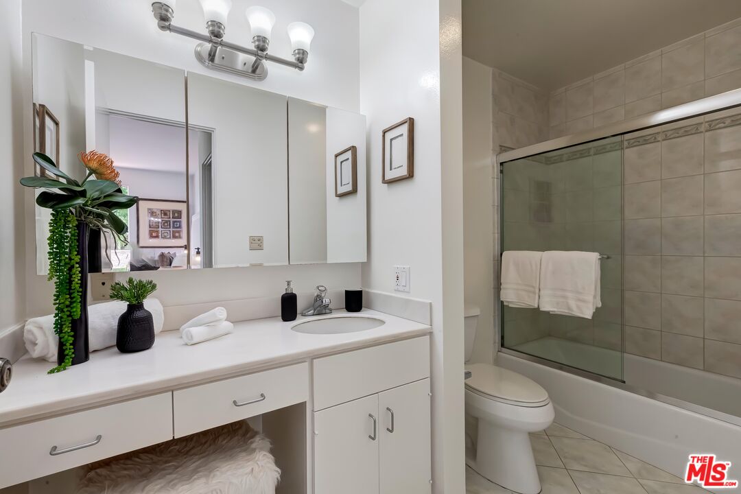 Santa Monica, California, 90403, United States, 2 Bedrooms Bedrooms, ,2 BathroomsBathrooms,Residential,For Sale,2003449