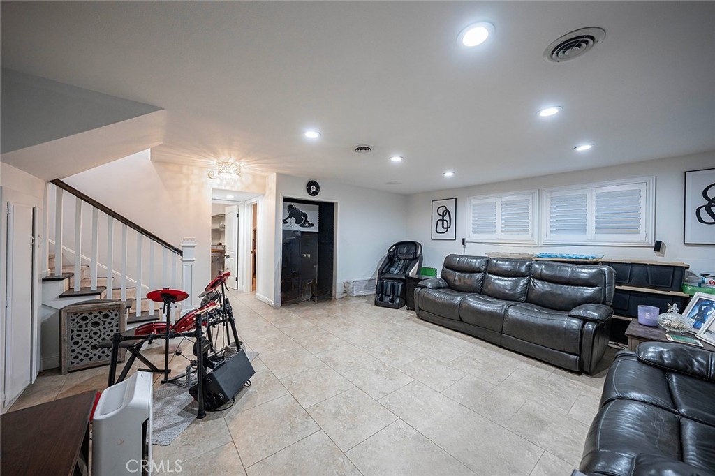 Long Beach, California, 90808, United States, 4 Bedrooms Bedrooms, ,2 BathroomsBathrooms,Residential,For Sale,1987796