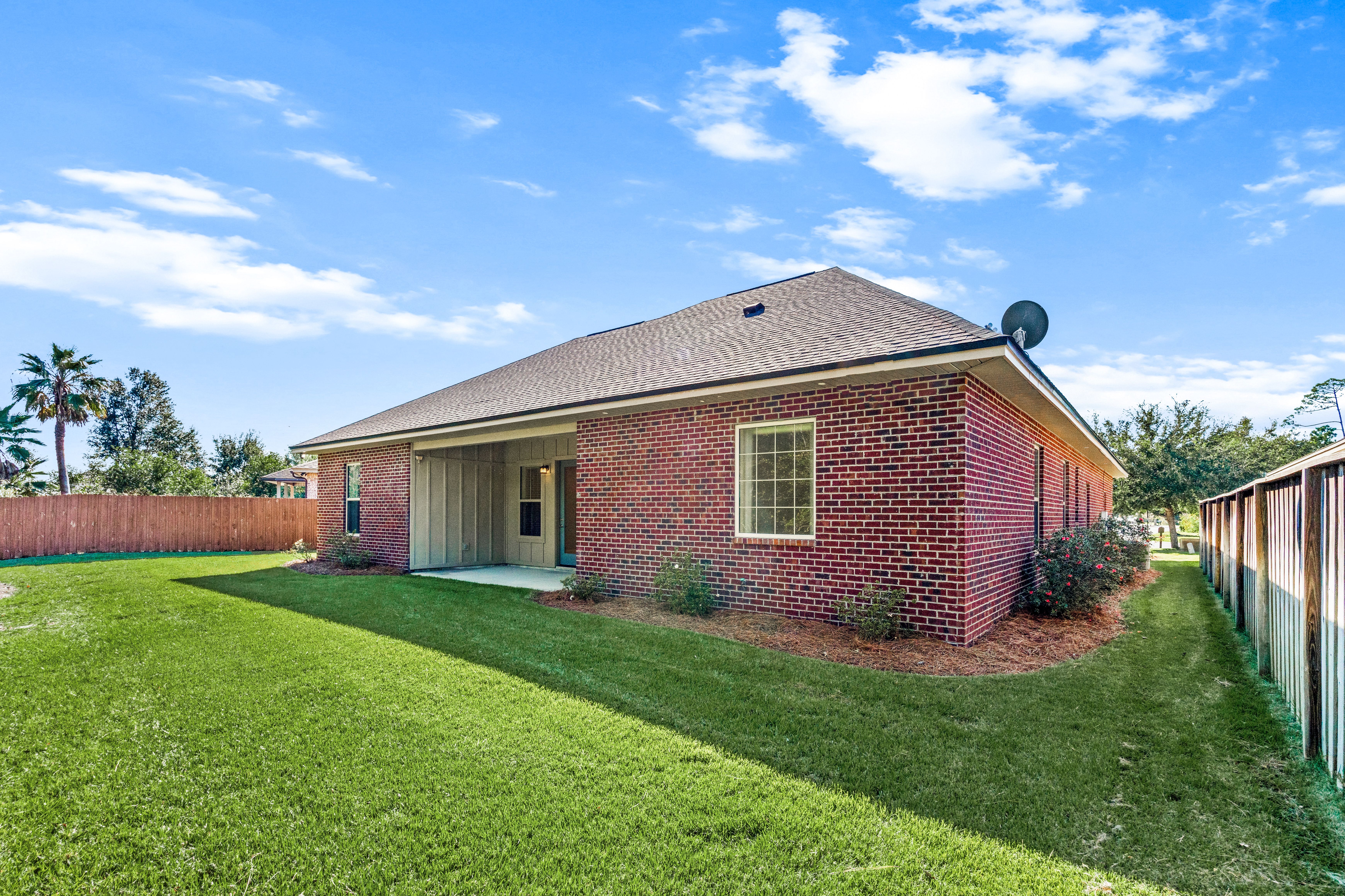  Spacious Custom Home With Energy-Efficient Design Near Schools And Everyday Serv - 物件實景