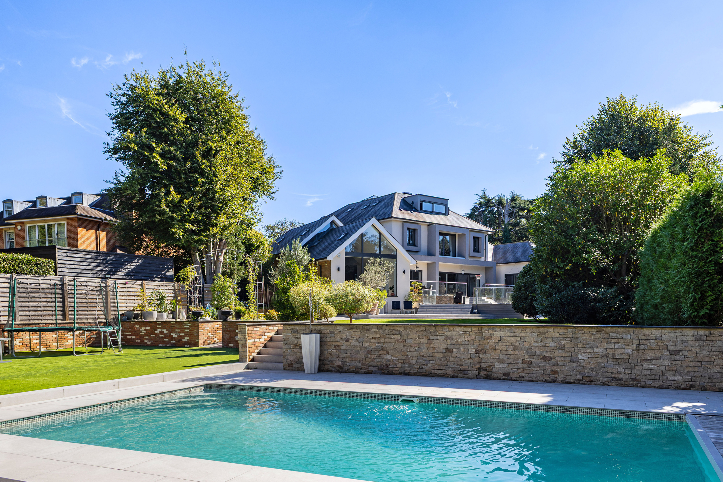  A seven-bedroom Cobham home with a swimming pool and landscaped gardens - 物件實景