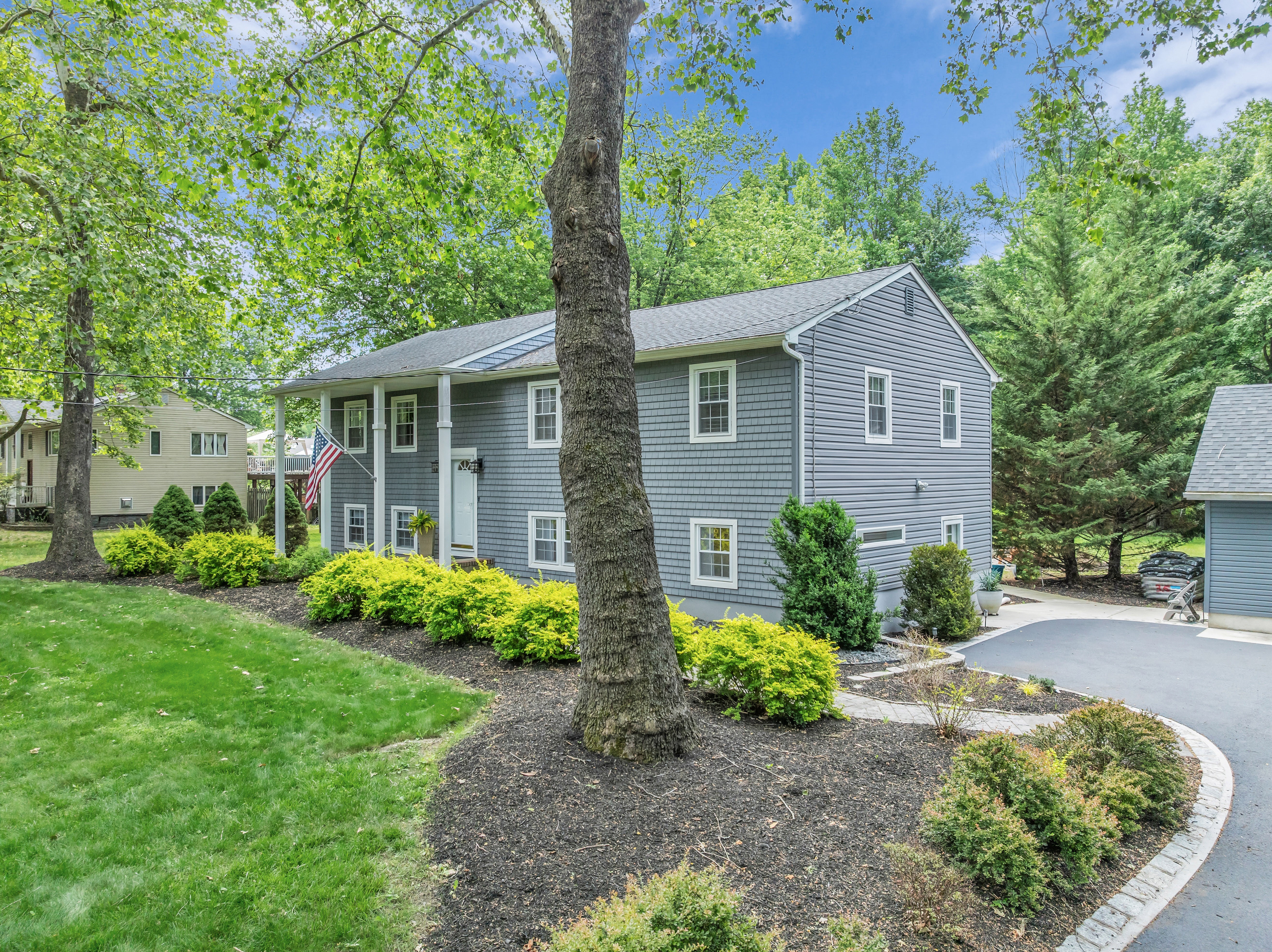  Beautiful Updated Bi-Level Home - 840 Nutswamp Road, Red Bank - 物件實景