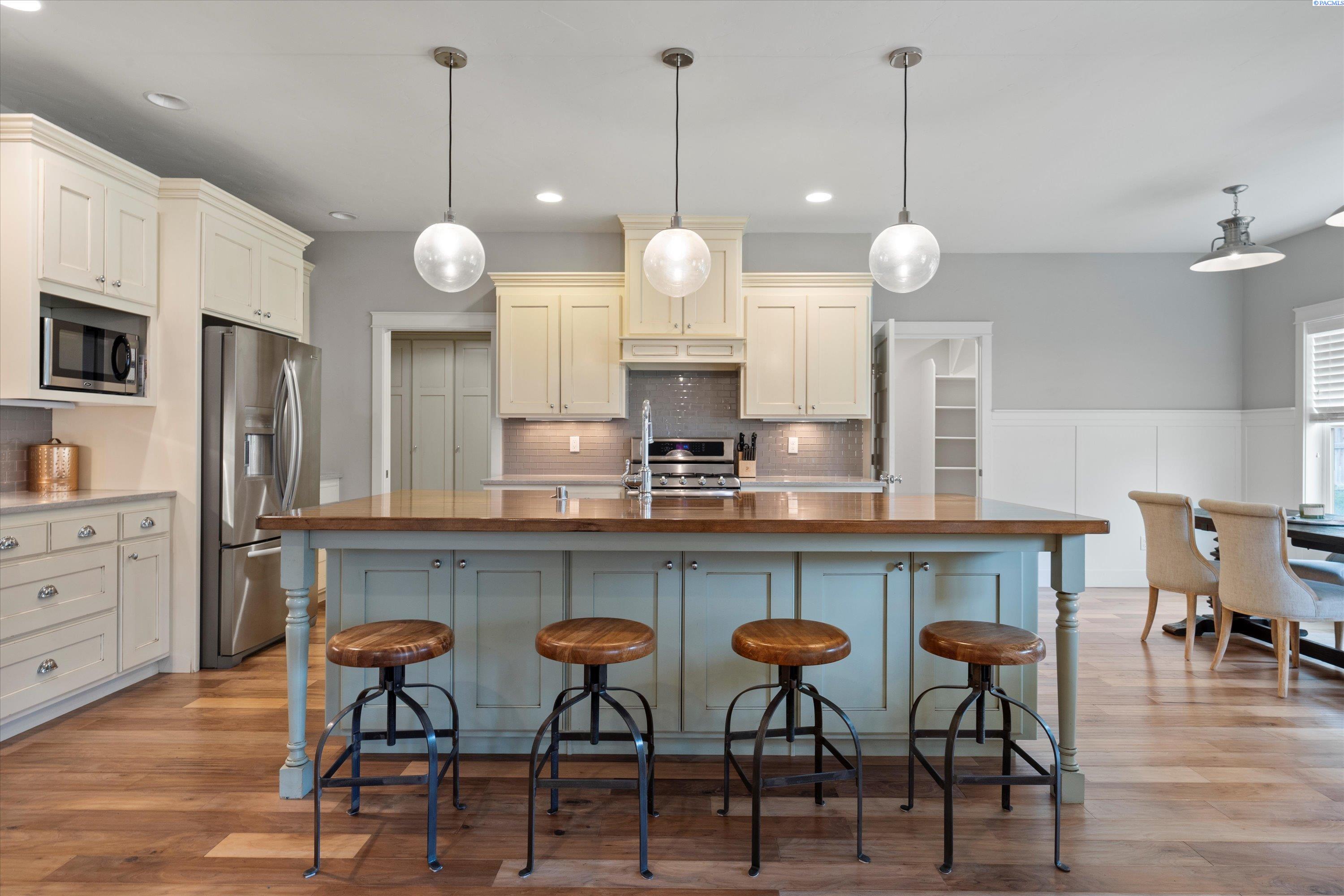 Richland, Washington, 99352, United States, 5 Bedrooms Bedrooms, ,3 BathroomsBathrooms,Residential,For Sale,1987518