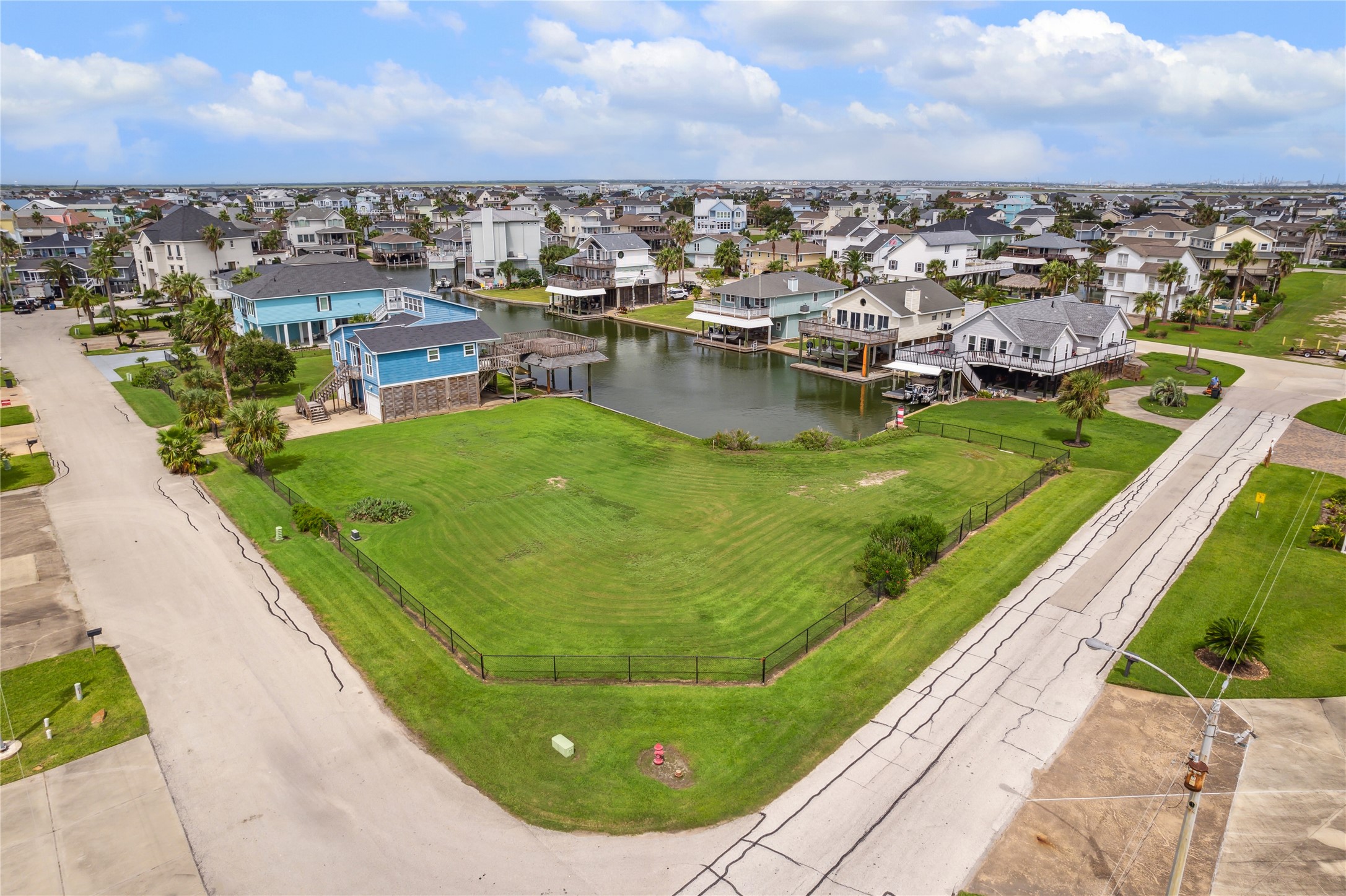  1302 & 1306 Maui Drive - 物件實景