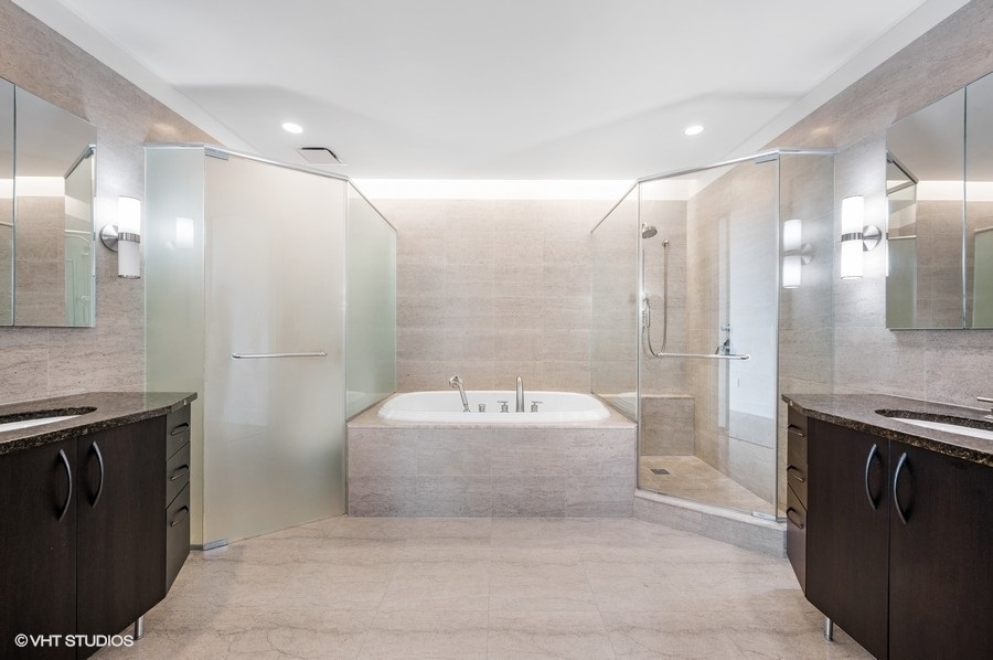 Chicago, Illinois, 60611, United States, 3 Bedrooms Bedrooms, ,4 BathroomsBathrooms,Residential,For Sale,2001994