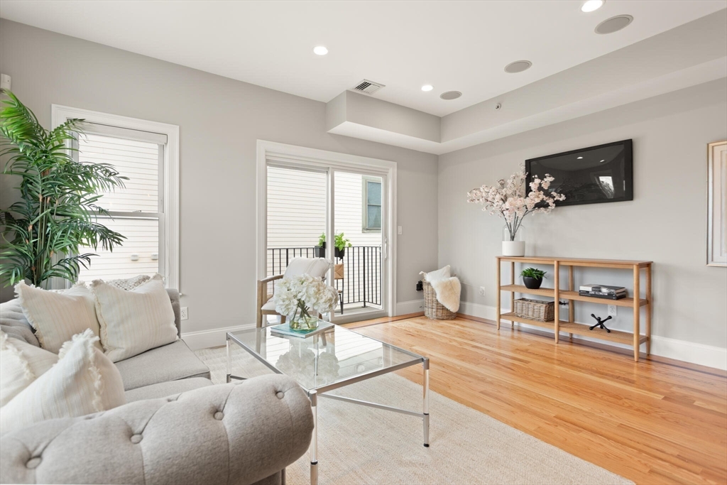 Boston, Massachusetts, 02127, United States, 2 Bedrooms Bedrooms, ,2 BathroomsBathrooms,Residential,For Sale,1890811