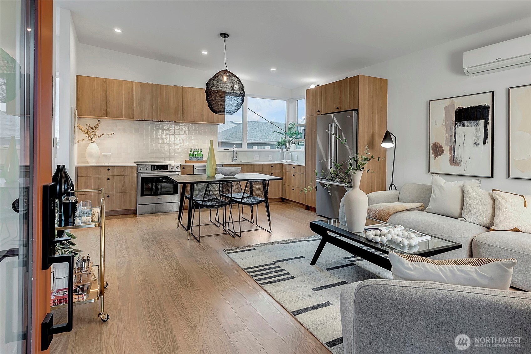 Seattle, Washington, 98199, United States, 2 Bedrooms Bedrooms, ,1 BathroomBathrooms,Residential,For Sale,1950850