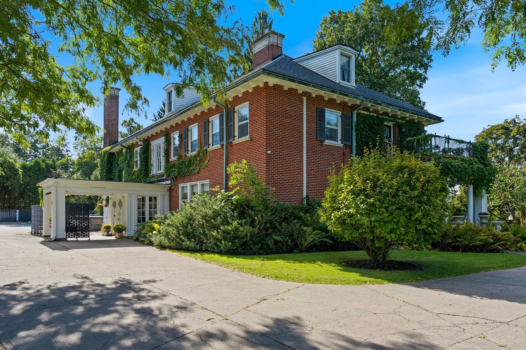  Neo-Classical Revival Home - 物件實景
