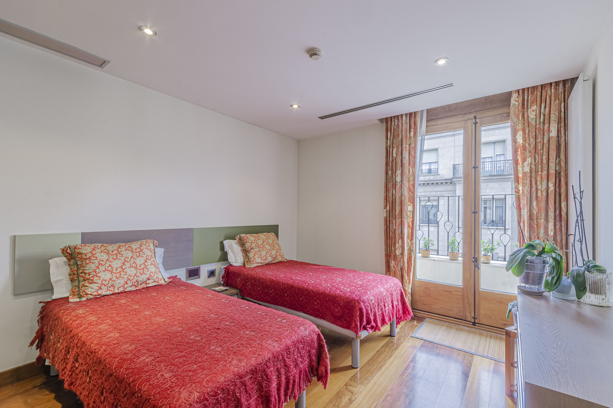  Impressive duplex adjacent to Gaudí