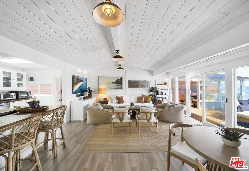 Malibu, California, 90265, United States, 3 Bedrooms Bedrooms, ,2 BathroomsBathrooms,Residential,For Sale,1992051