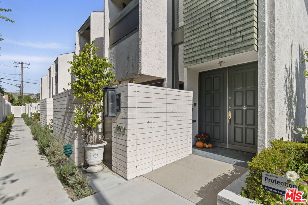 Beverly Hills, California, 90212, United States, 2 Bedrooms Bedrooms, ,3 BathroomsBathrooms,Residential,For Sale,1987803