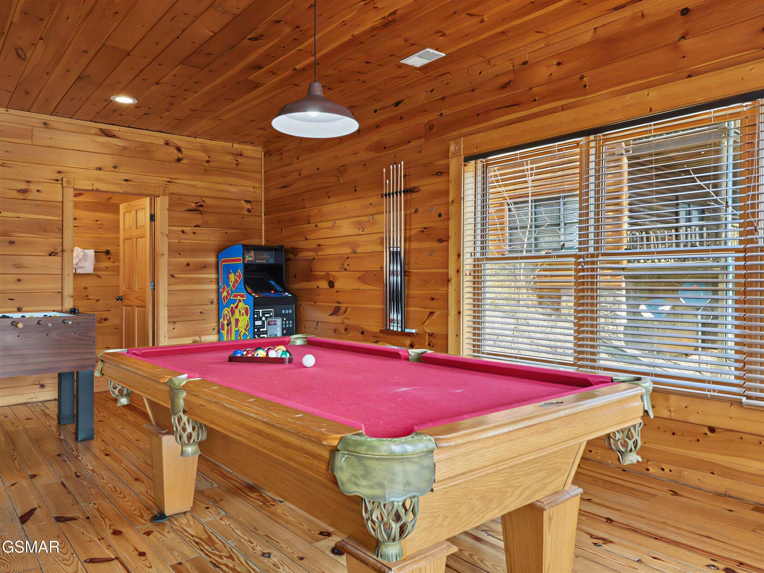 Gatlinburg, Tennessee, 37738, United States, 2 Bedrooms Bedrooms, ,3 BathroomsBathrooms,Residential,For Sale,2024380