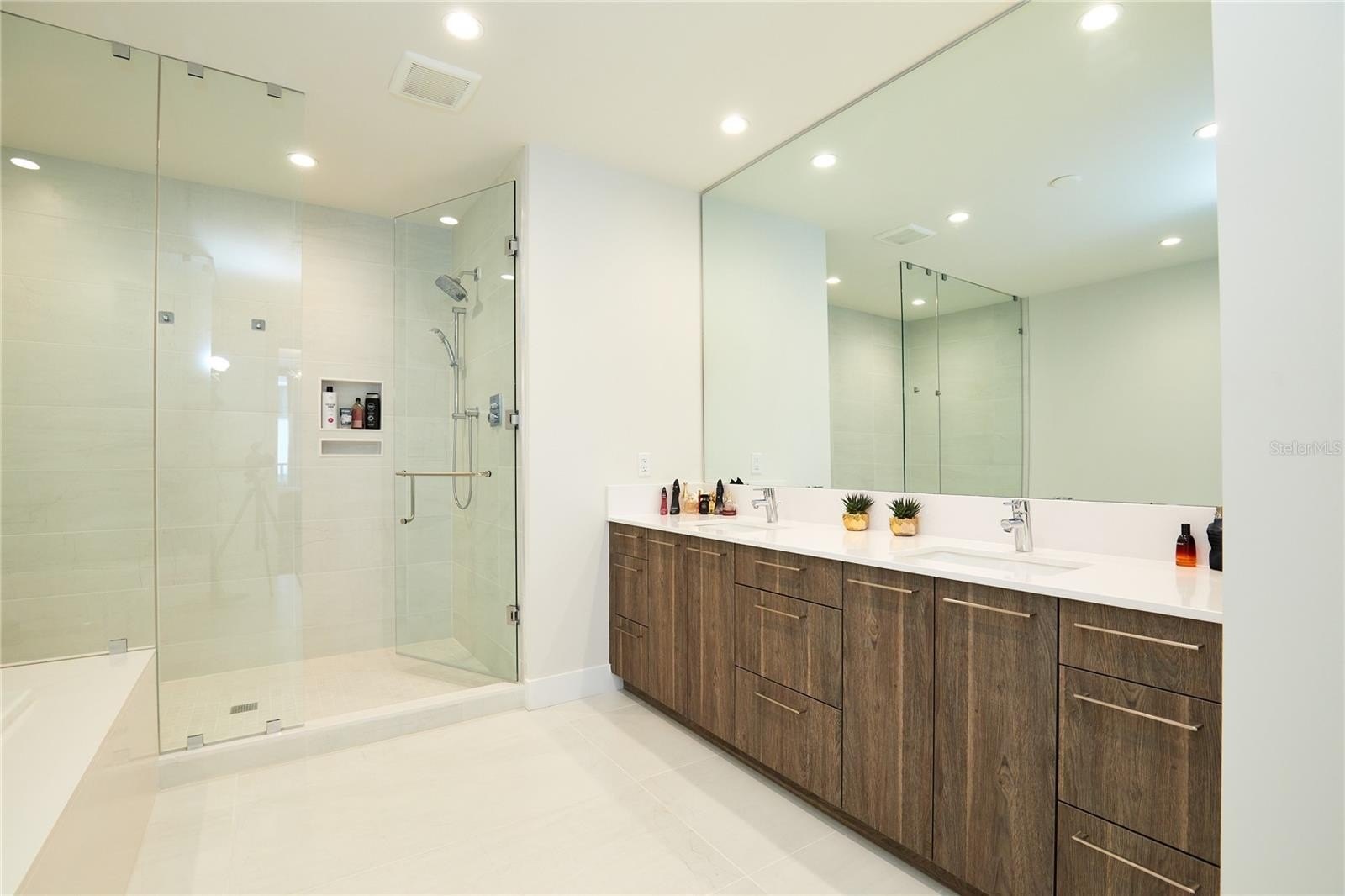 ST PETERSBURG, Florida, 33701, United States, 2 Bedrooms Bedrooms, ,3 BathroomsBathrooms,Residential,For Sale,1981835