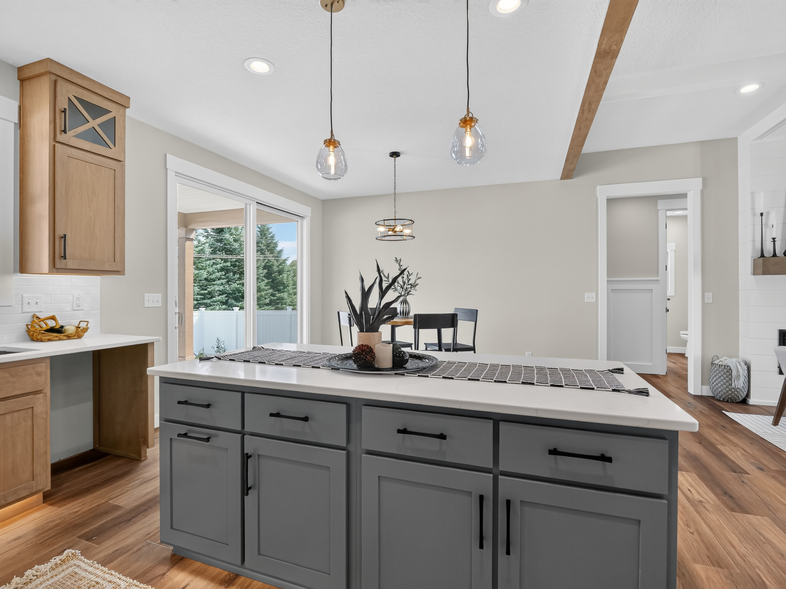  Modern Farmhouse w/ High-End Finishes - 物件實景