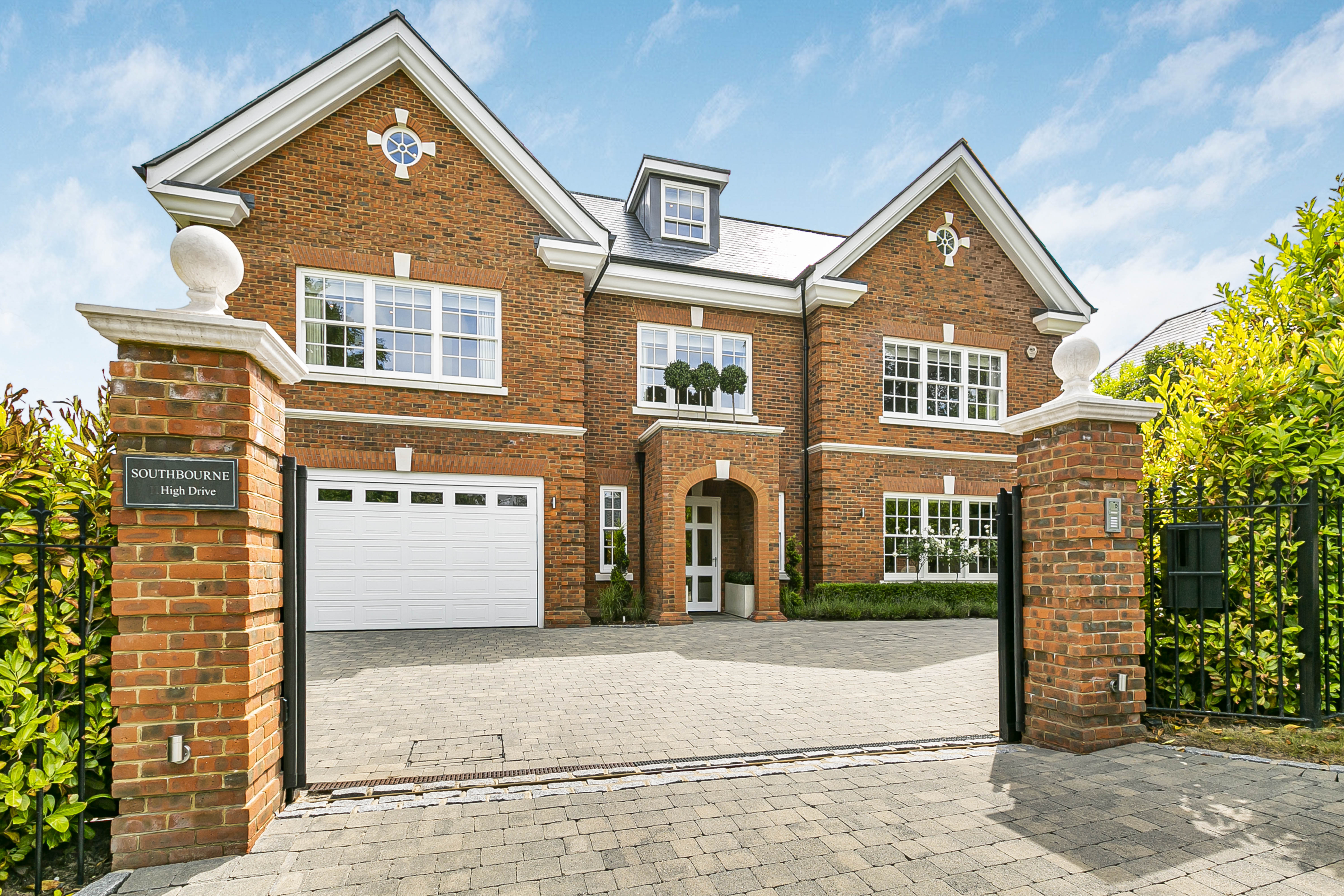 Luxurious and spacious family home filled with natural light in Surrey