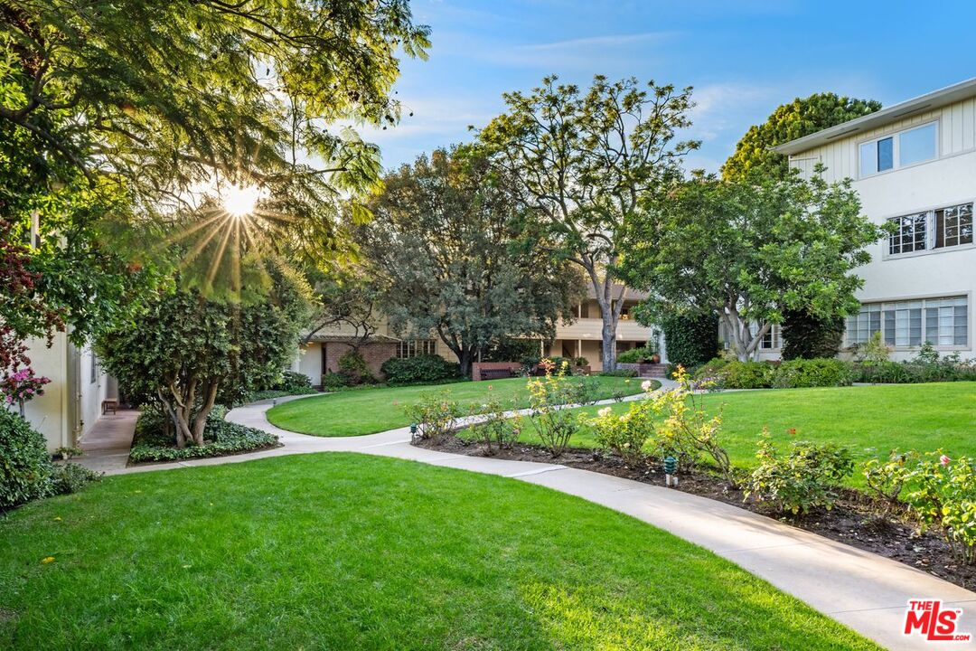 Los Angeles, California, 90049, United States, 1 Bedroom Bedrooms, ,1 BathroomBathrooms,Residential,For Sale,2003518