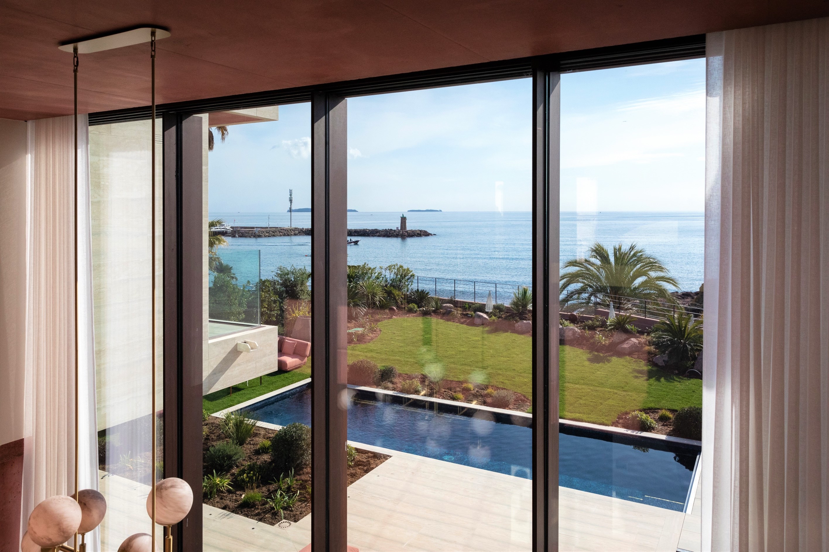  Mandelieu-la-Napoule, contemporary seafront villa with pool and Mediterranean v… - 物件實景