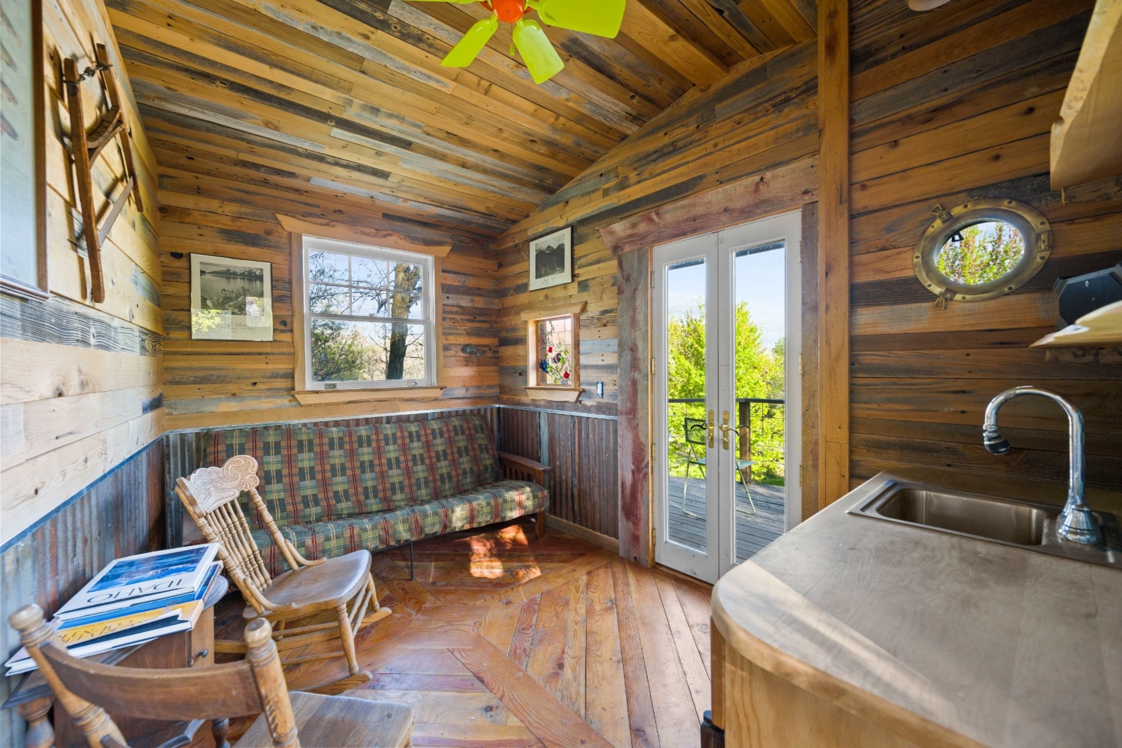  Opportunity to Subdivide - Build Homes With a City & Foothills View - 物件實景