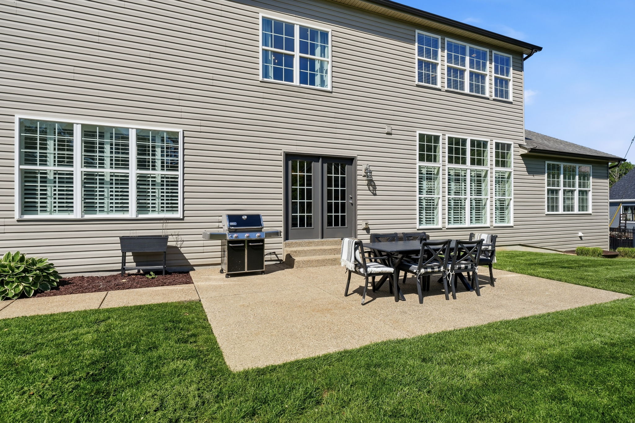  The exterior makes a strong first impression with gorgeous curb appeal... - 物件實景