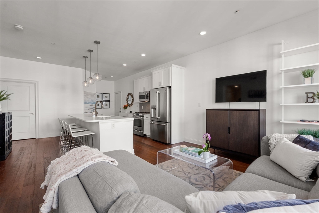 Boston, Massachusetts, 02127, United States, 2 Bedrooms Bedrooms, ,2 BathroomsBathrooms,Residential,For Sale,1987750