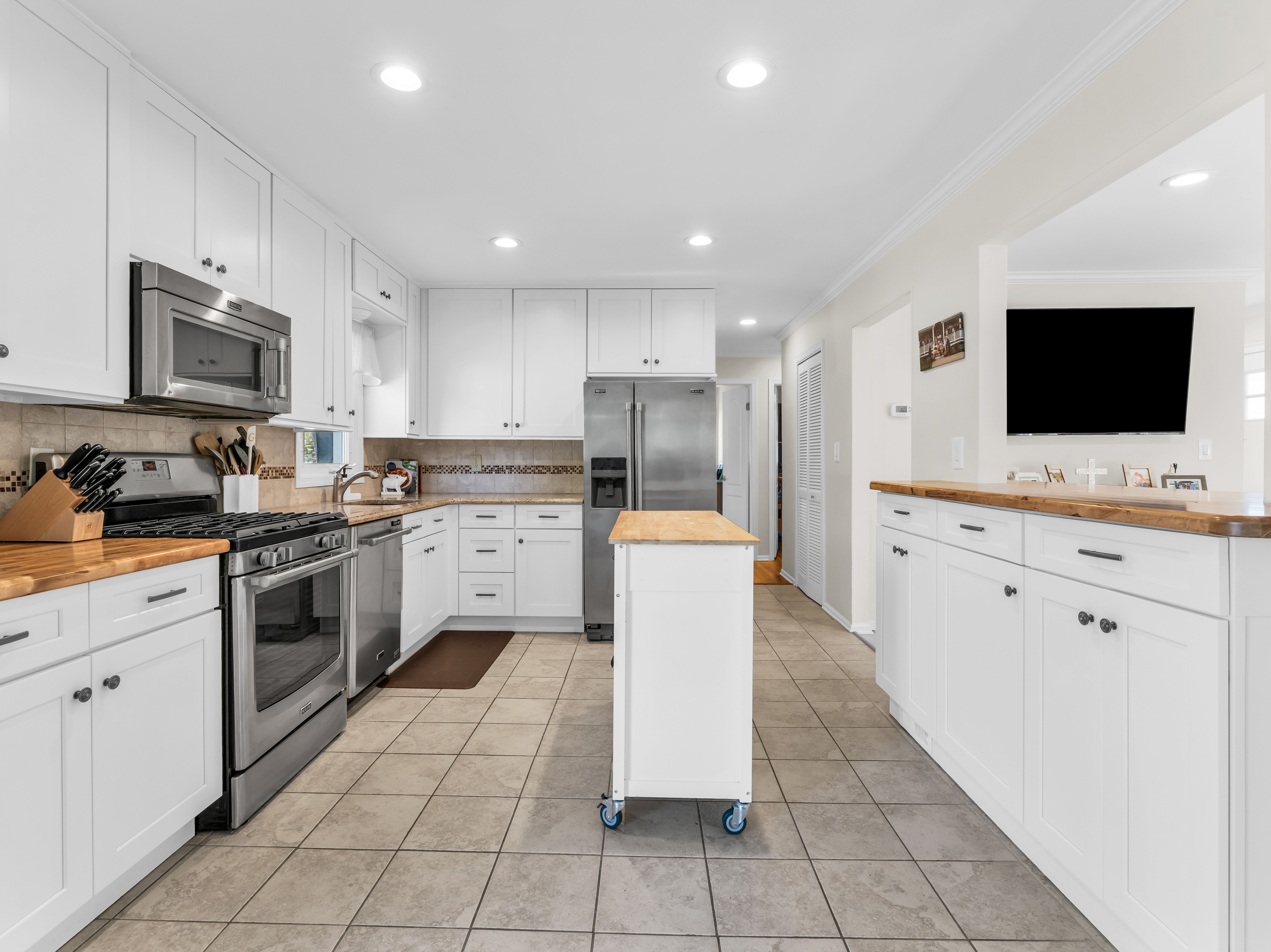  Welcome to this meticulously maintained charming 3-bedroom, 2-bathroom ranch, - 物件實景